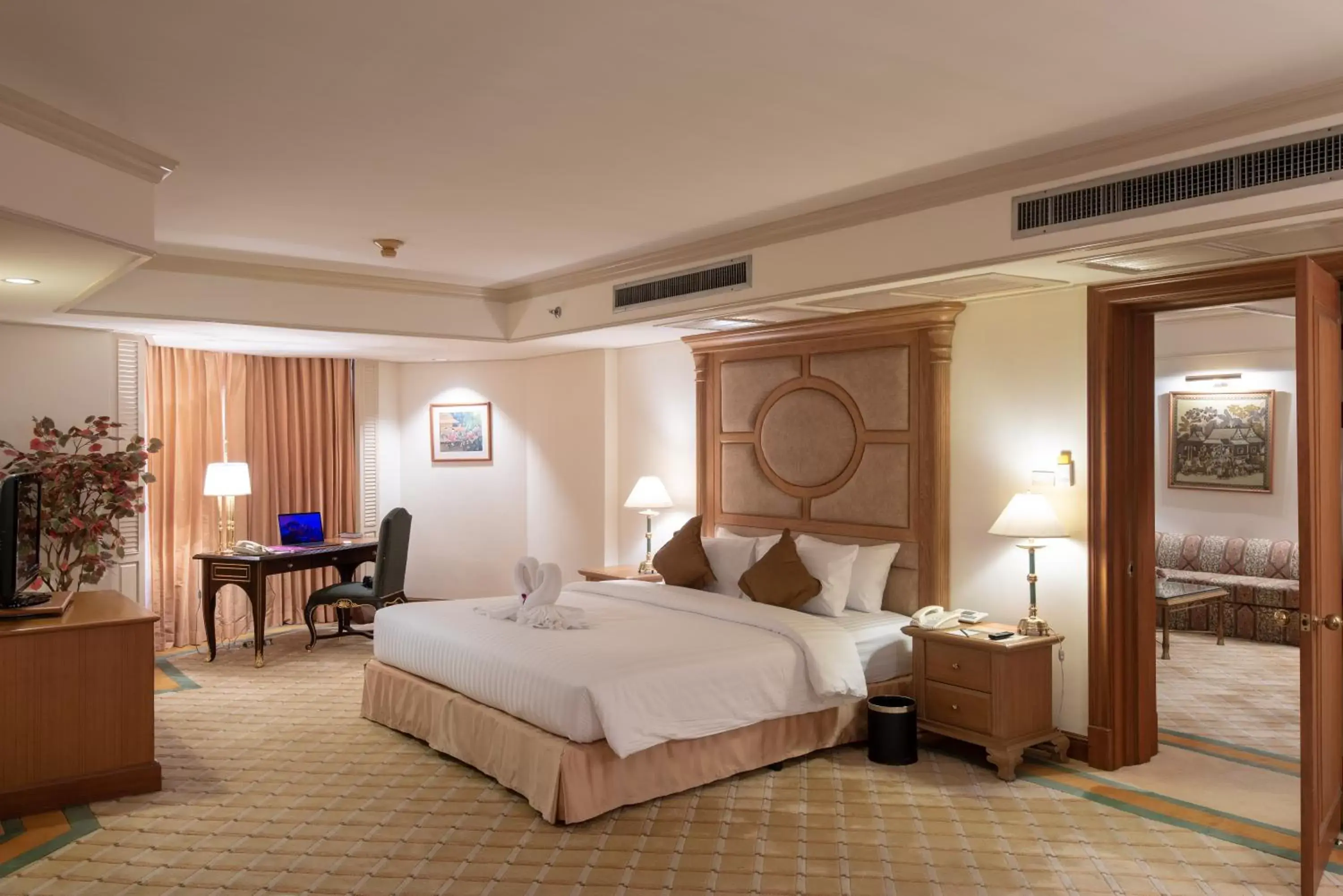 Bedroom, Bed in Montien Riverside Hotel Bangkok