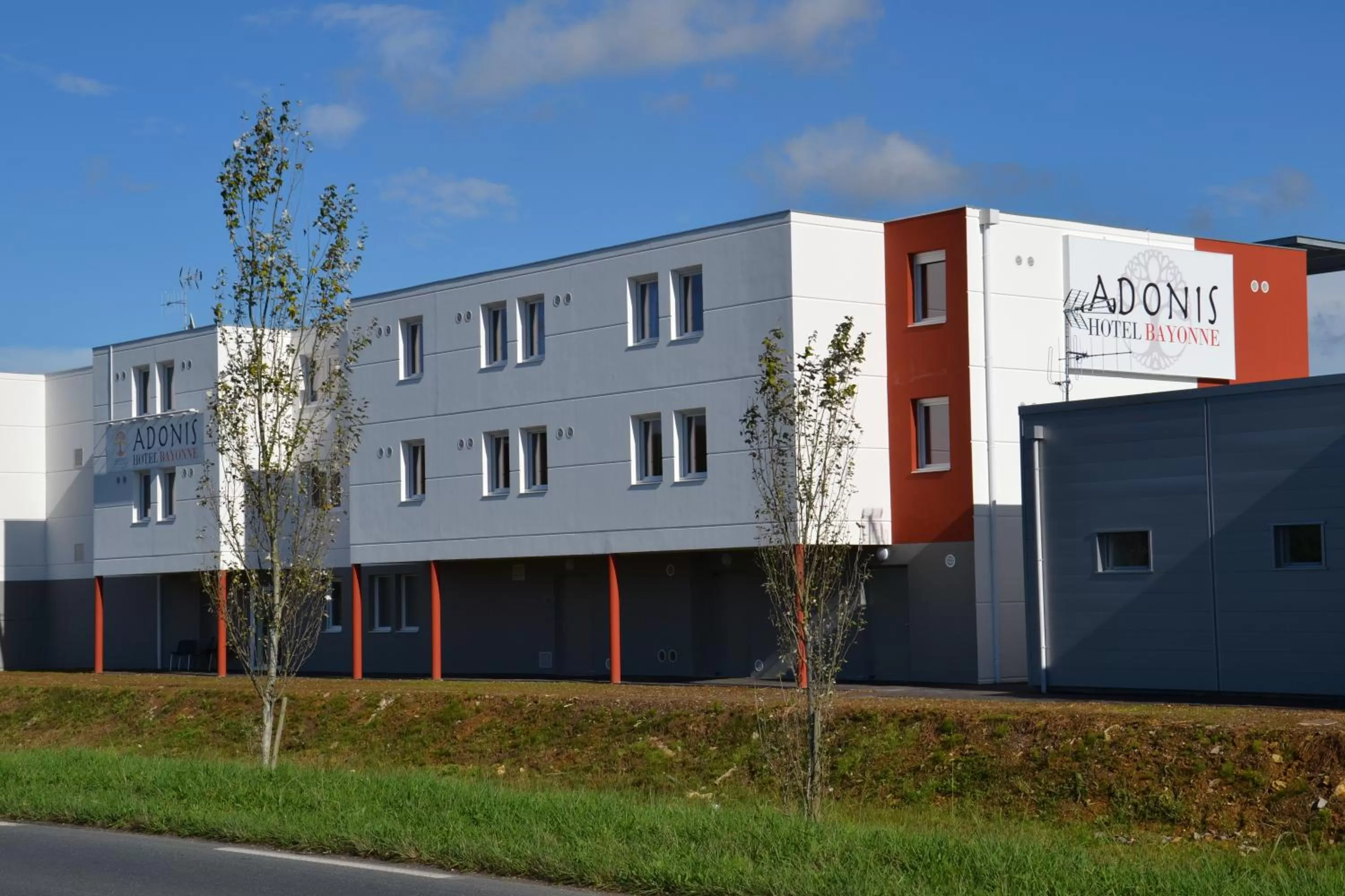 Facade/entrance in Adonis Hotel Bayonne