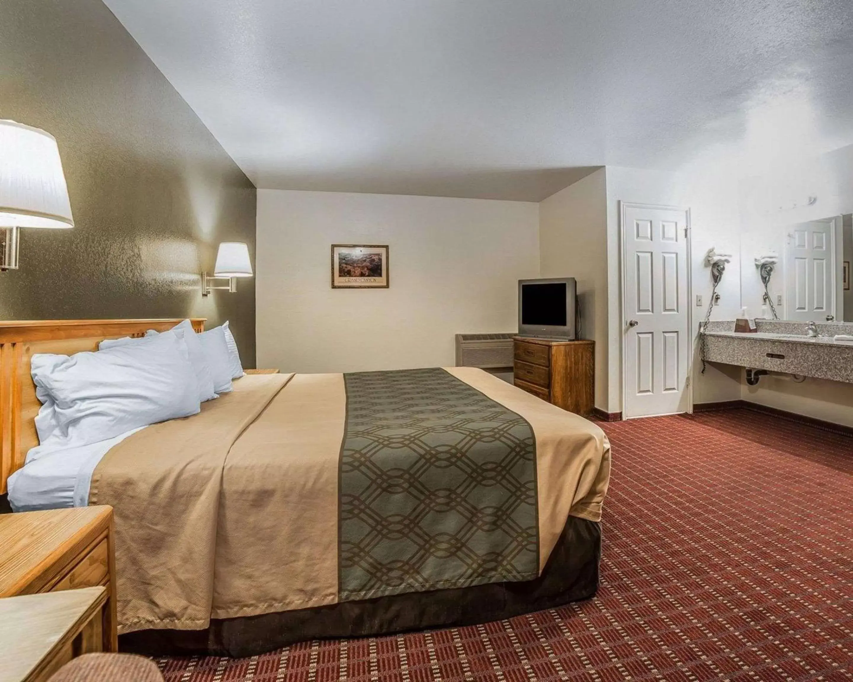 Photo of the whole room, Bed in Rodeway Inn Hurricane - Zion National Park Area