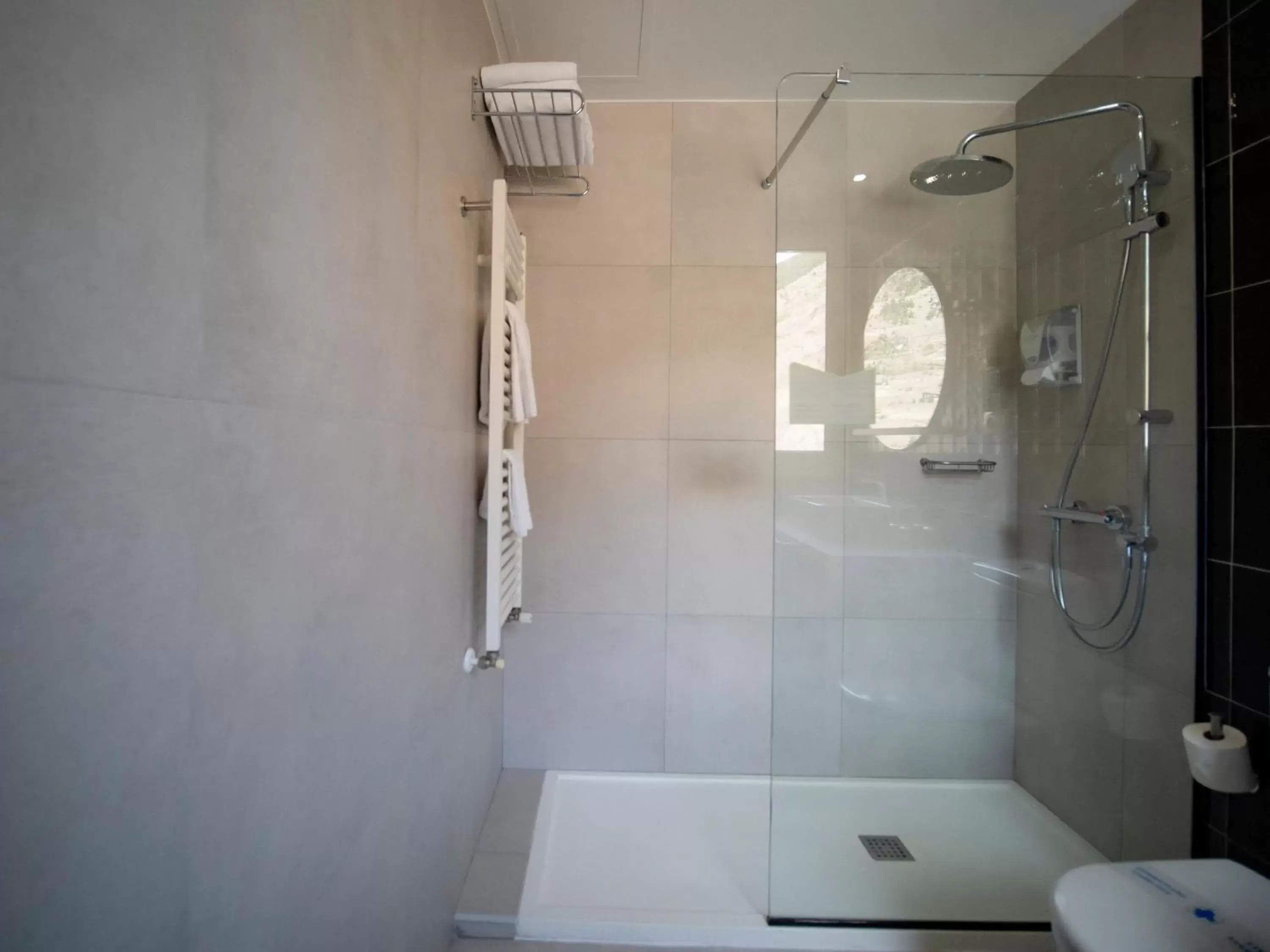 Shower, Bathroom in Hotel Roc Meler