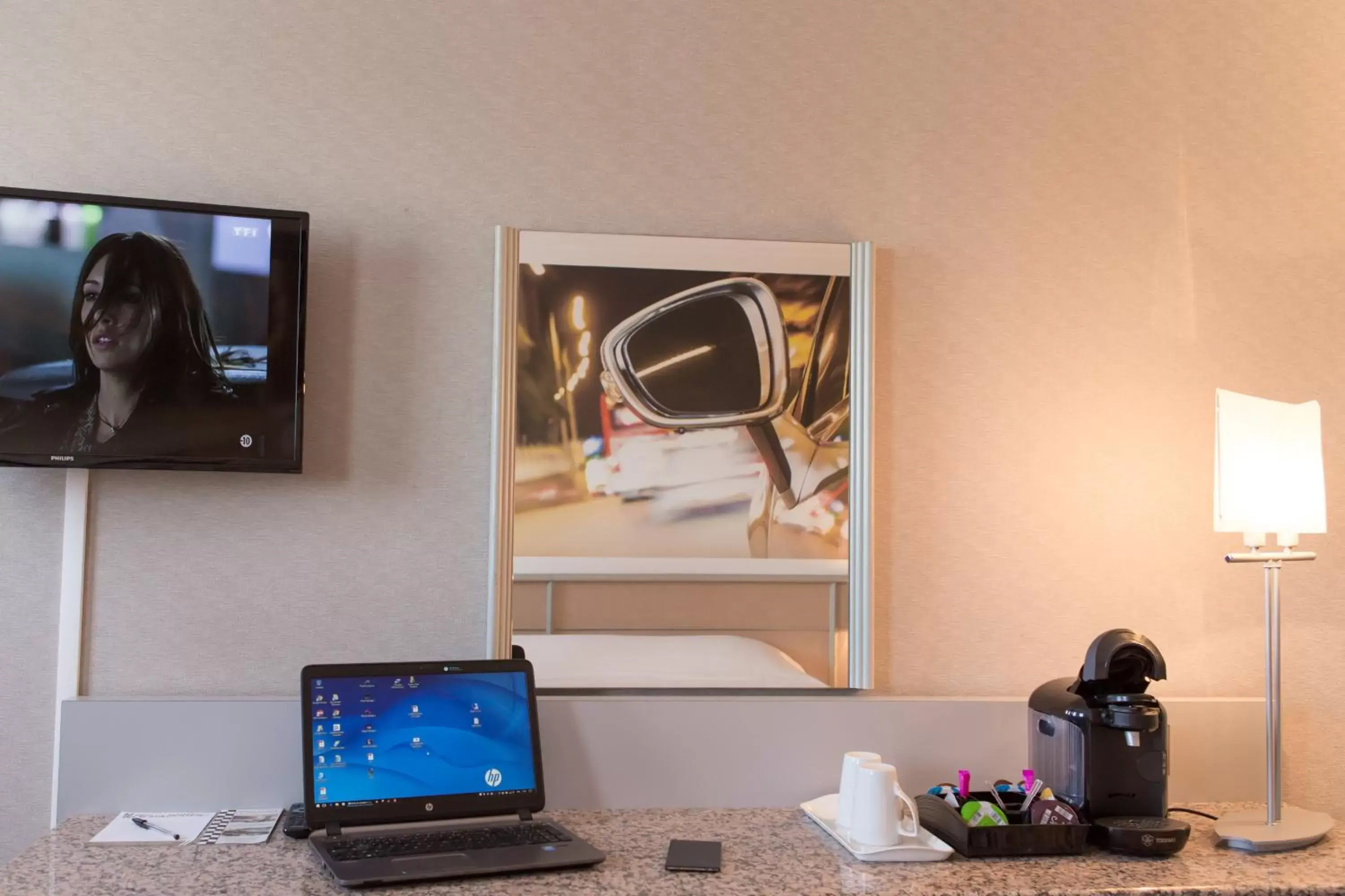 TV and multimedia, Coffee/Tea Facilities in Hotel Le Paddock