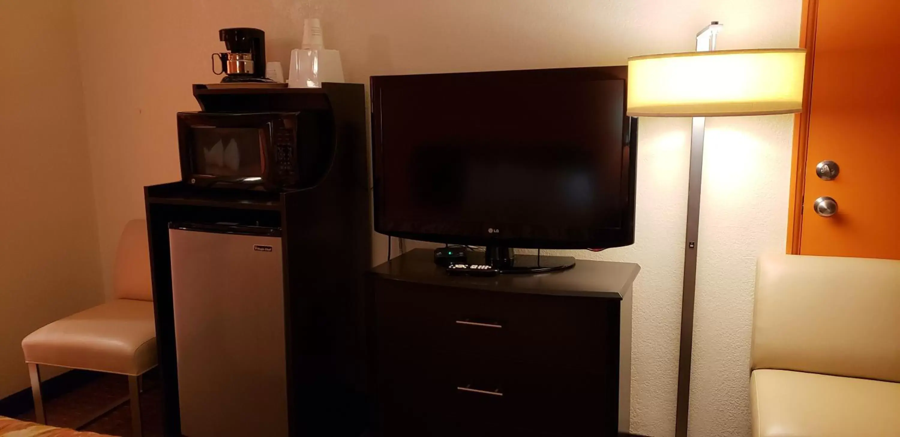 TV/Entertainment Center in Howard Johnson by Wyndham Flagstaff University West