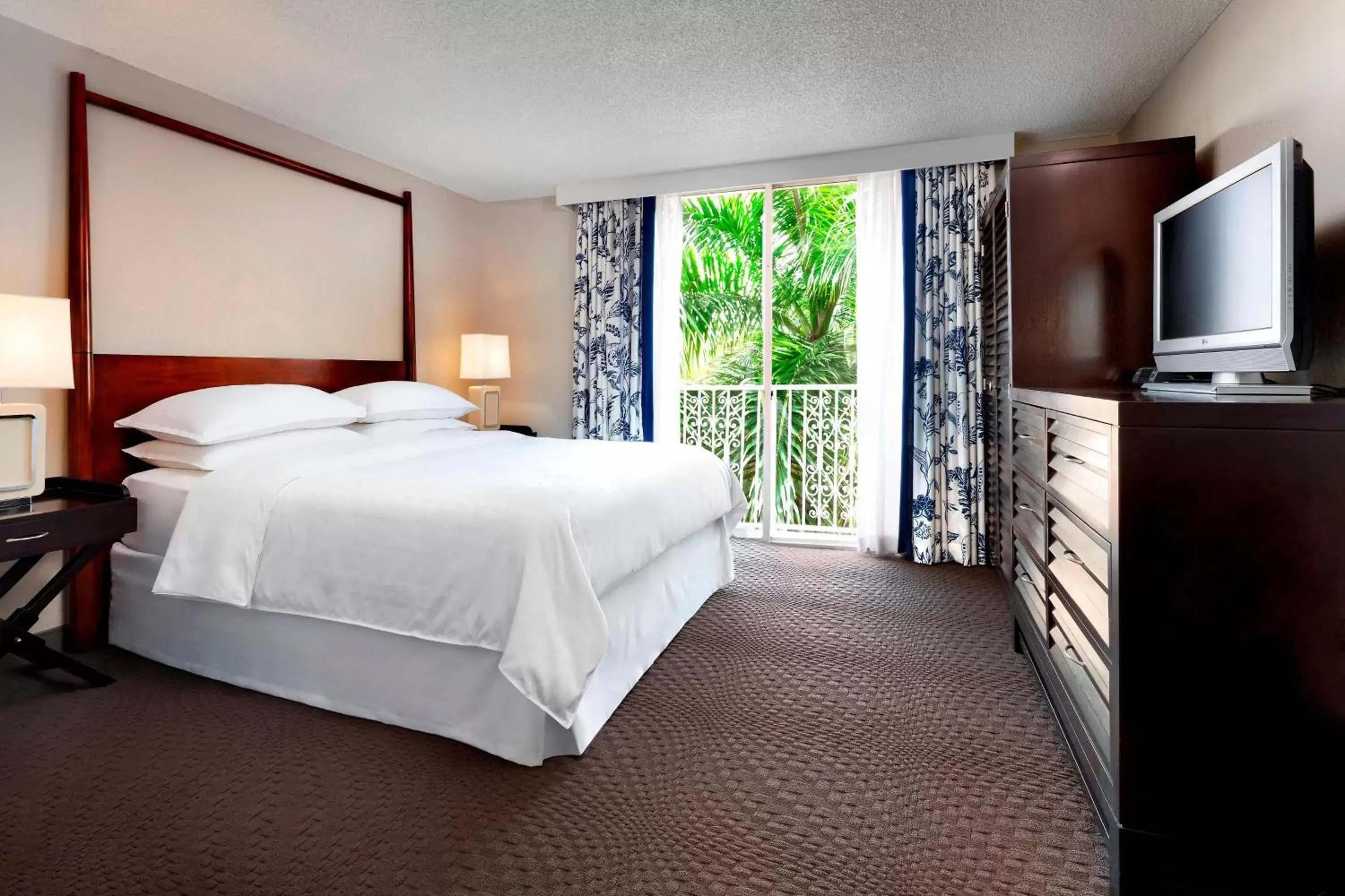 Photo of the whole room, Bed in Sheraton Suites Fort Lauderdale at Cypress Creek