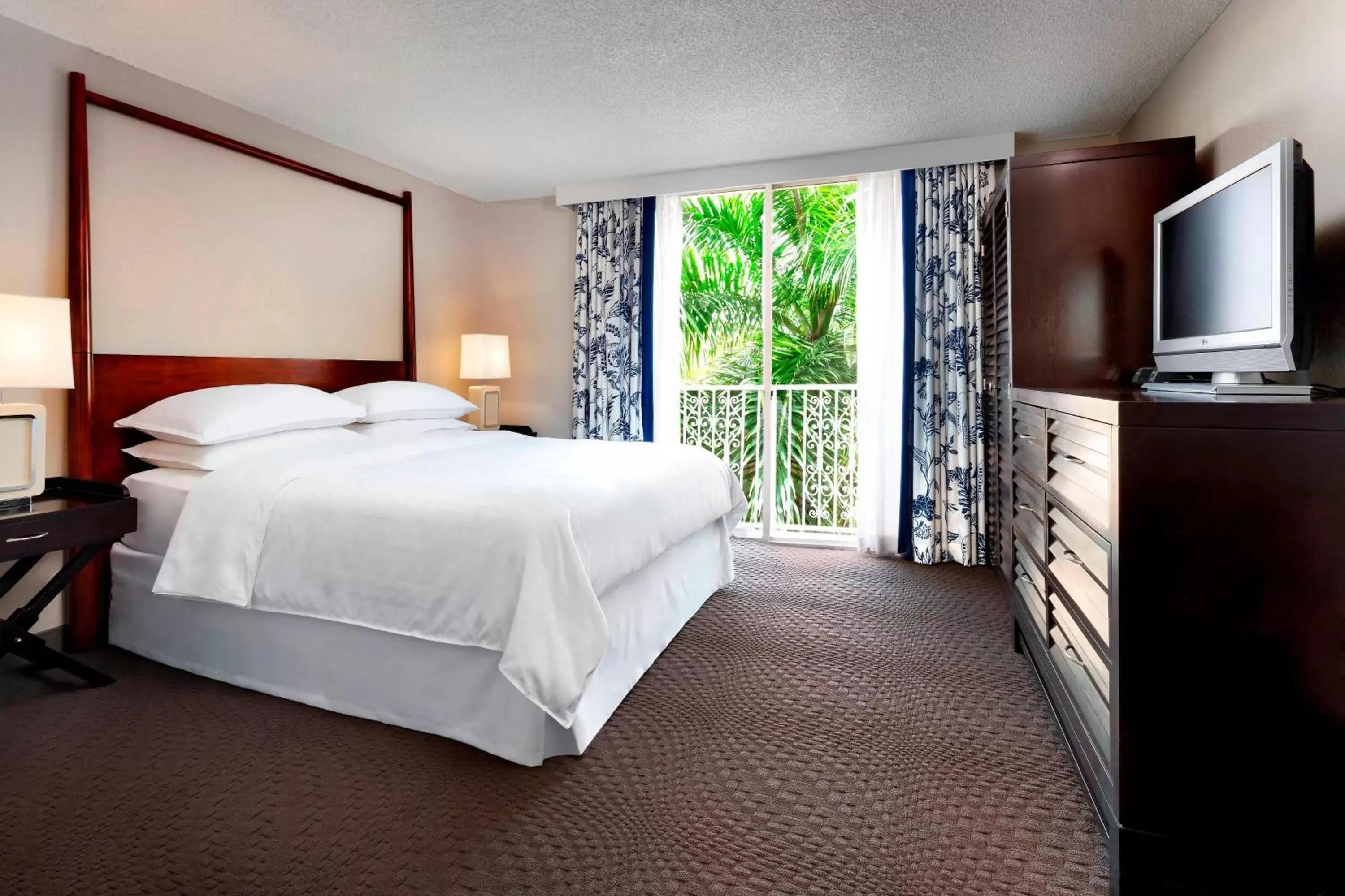 Bedroom, Bed in Sheraton Suites Fort Lauderdale at Cypress Creek