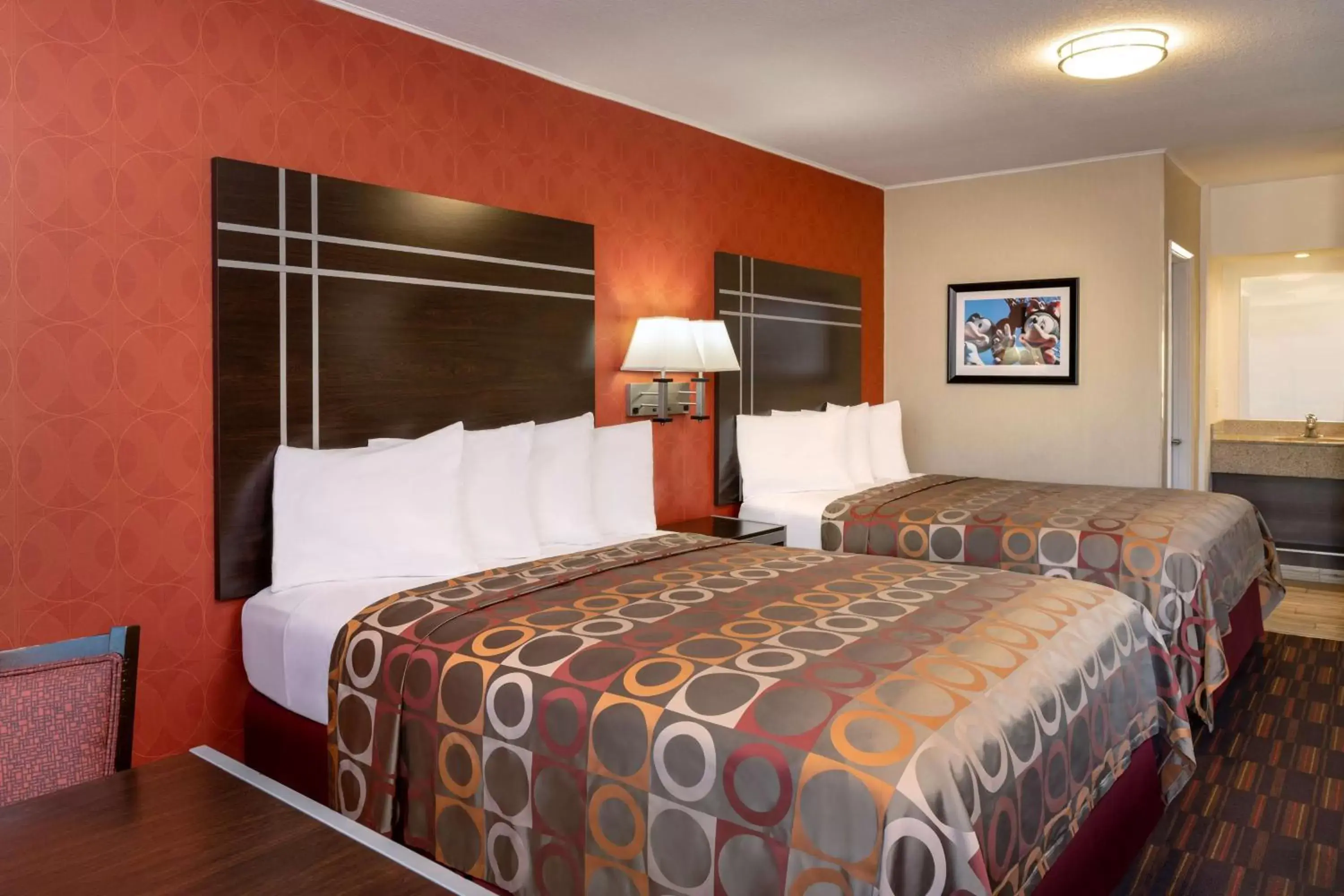 Photo of the whole room, Bed in Best Western Plus Raffles Inn & Suites