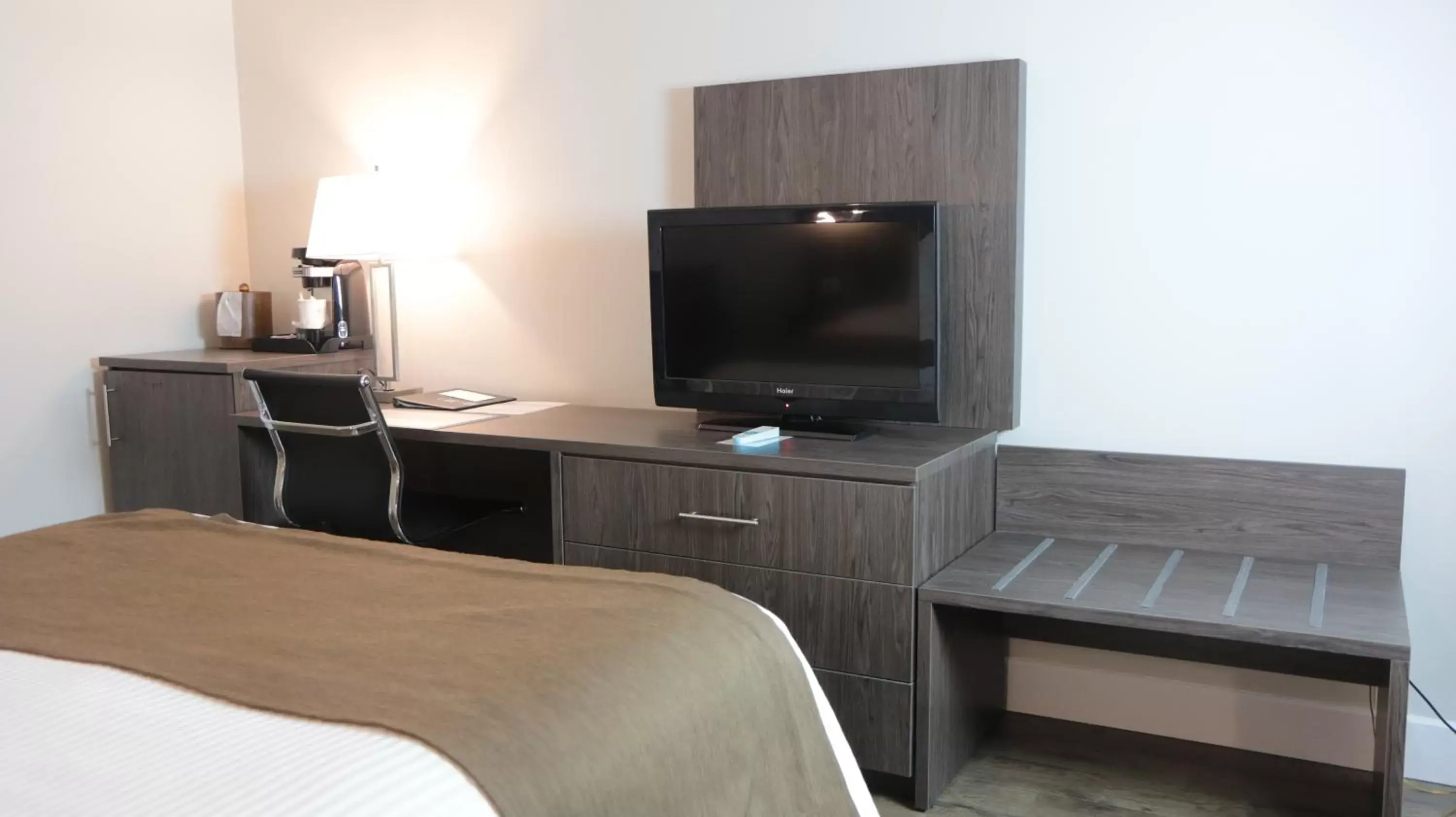 TV and multimedia, TV/Entertainment Center in Best Western Laval-Montreal & Conference Centre