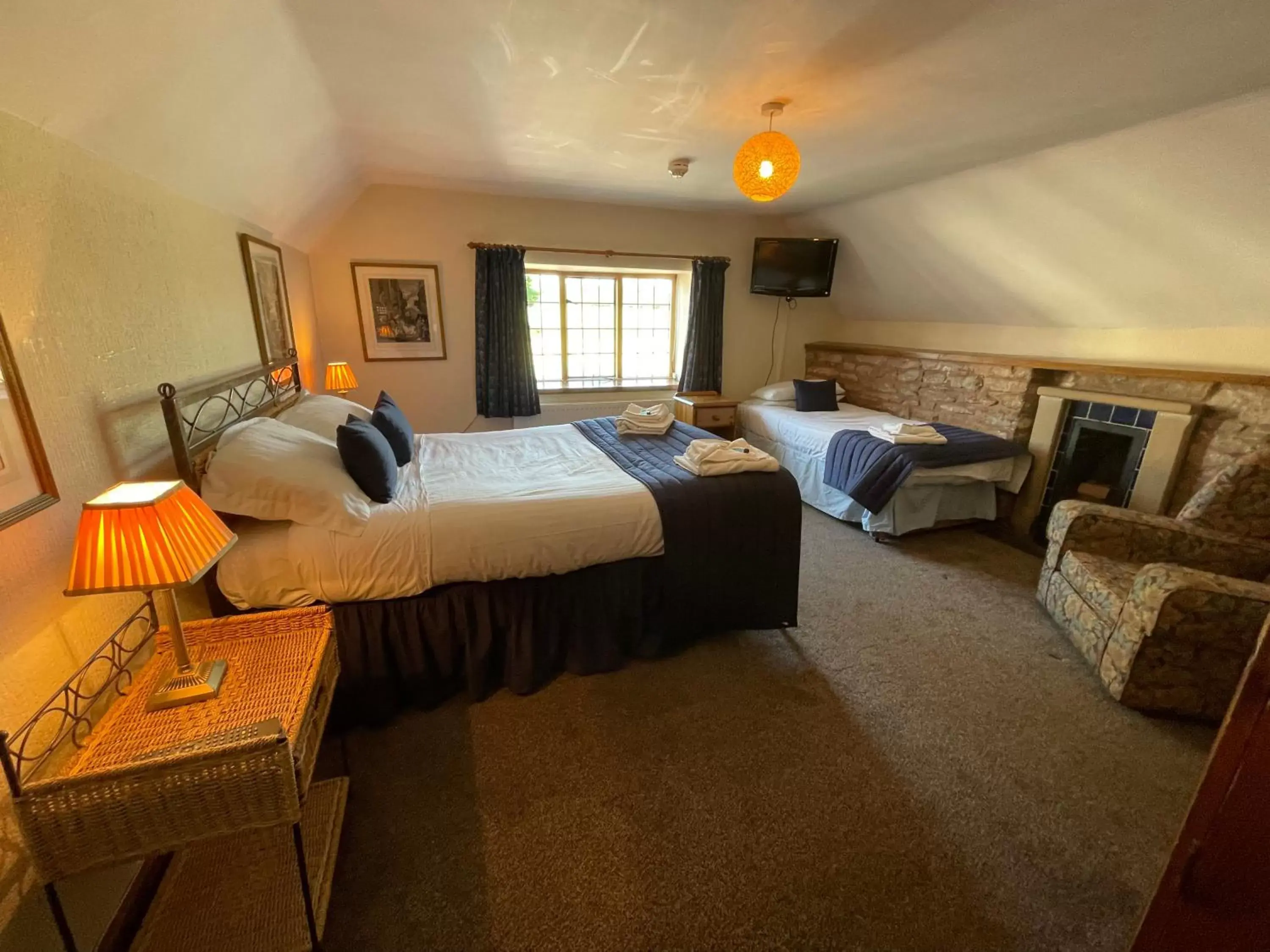 Photo of the whole room, Bed in Halfway House Inn & Cottages