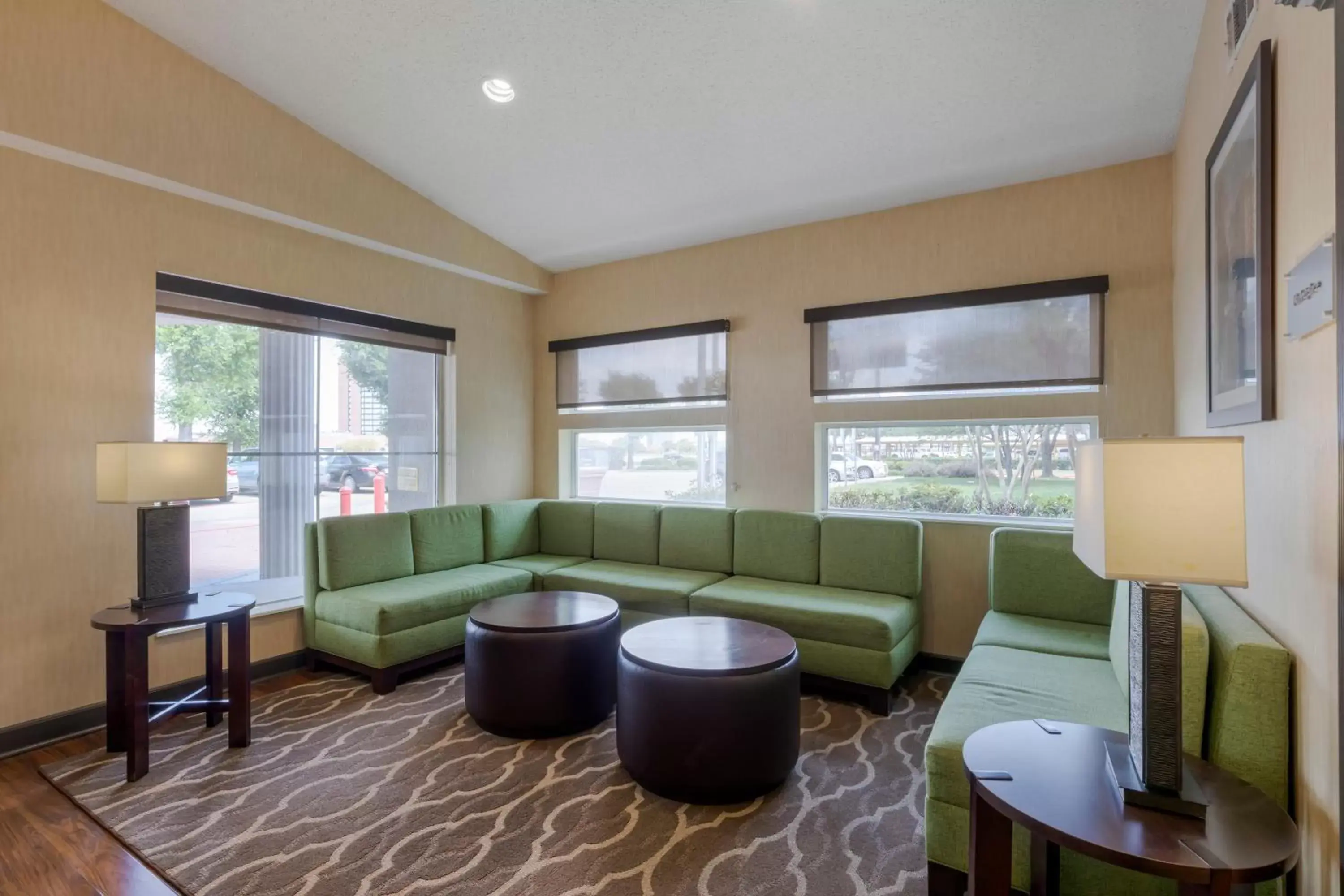 Seating Area in Comfort Suites DFW Airport