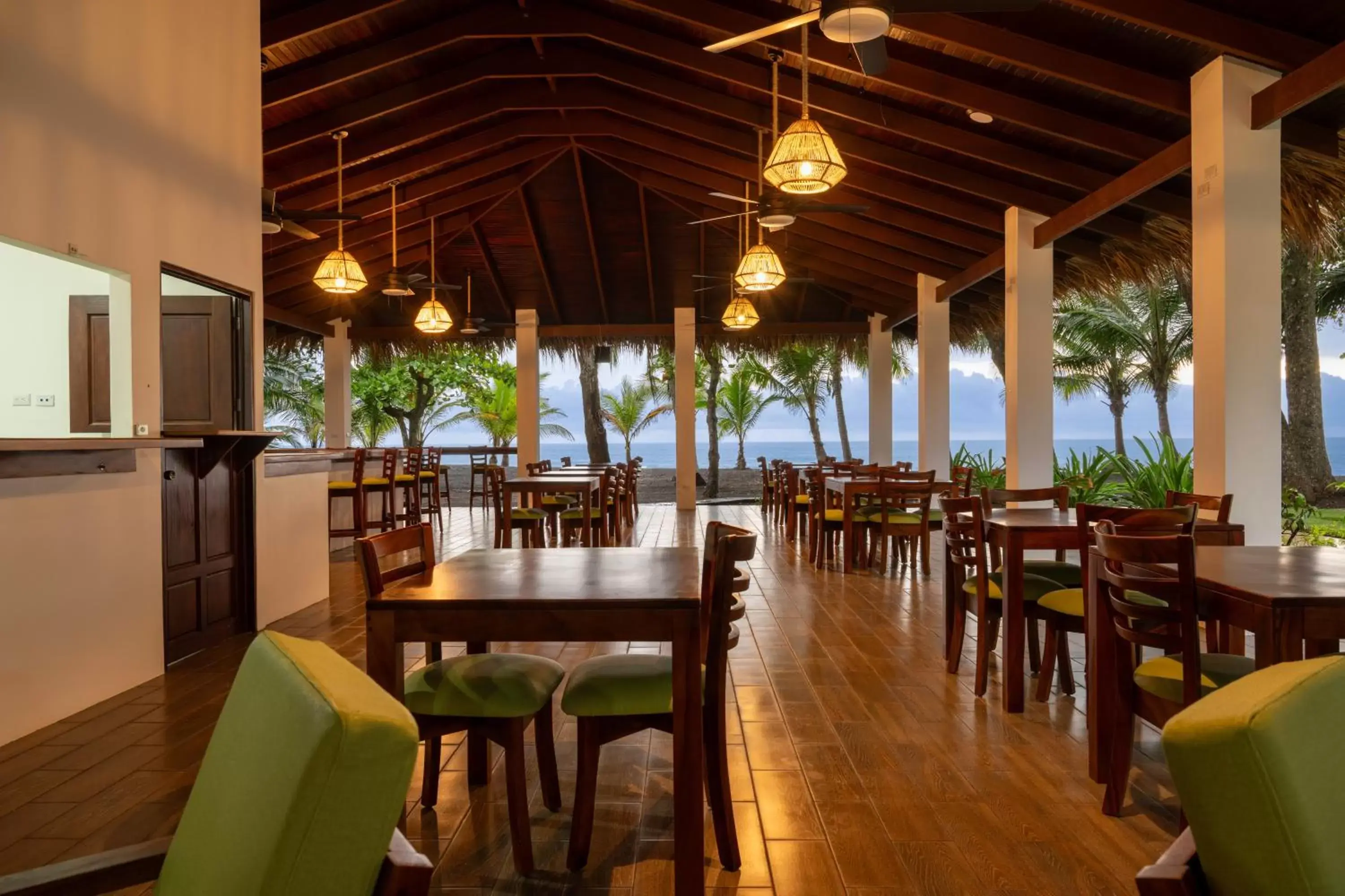 Living room, Restaurant/Places to Eat in Fuego del Sol Beachfront Hotel
