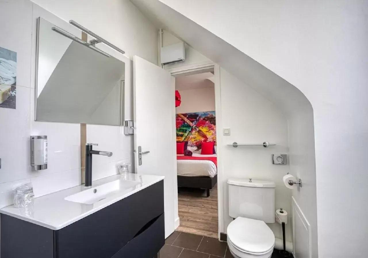 Bathroom in Best Western Le Vinci Loire Valley