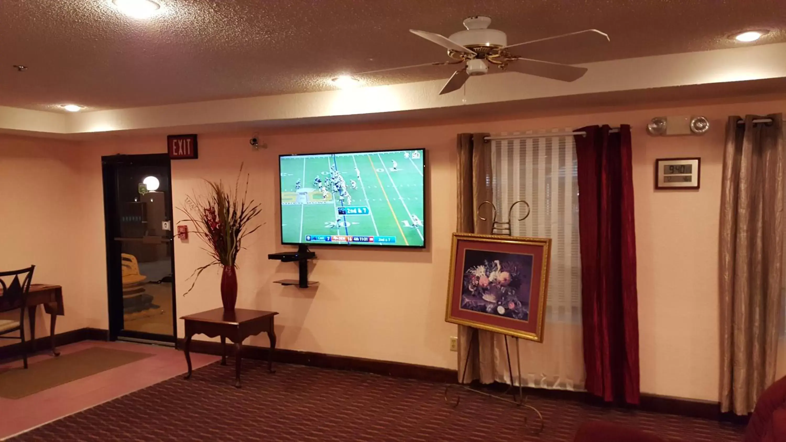 Communal lounge/ TV room, TV/Entertainment Center in Key West Inn - Baxley