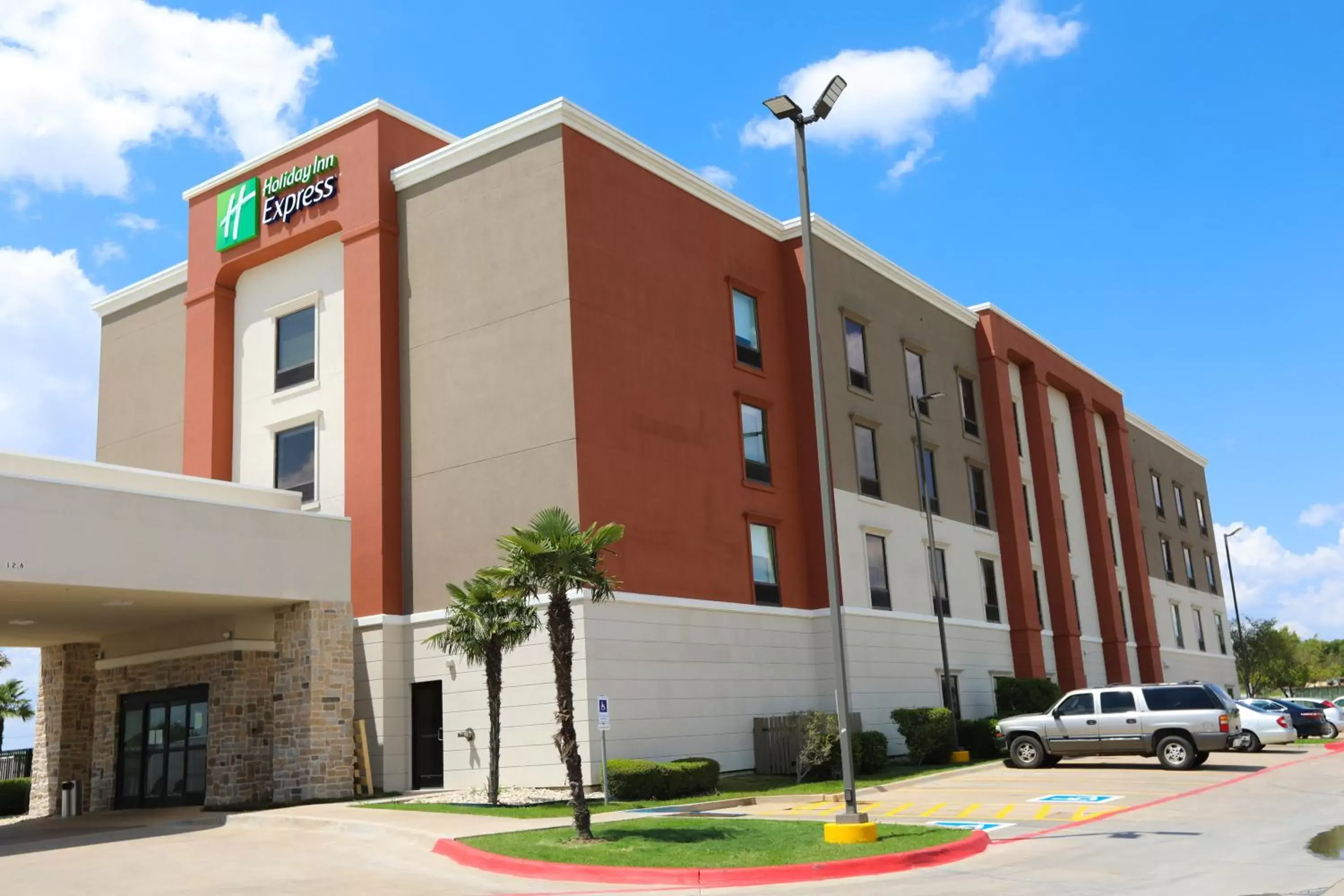 Facade/entrance, Property Building in Holiday Inn Express Hillsboro I-35, an IHG Hotel