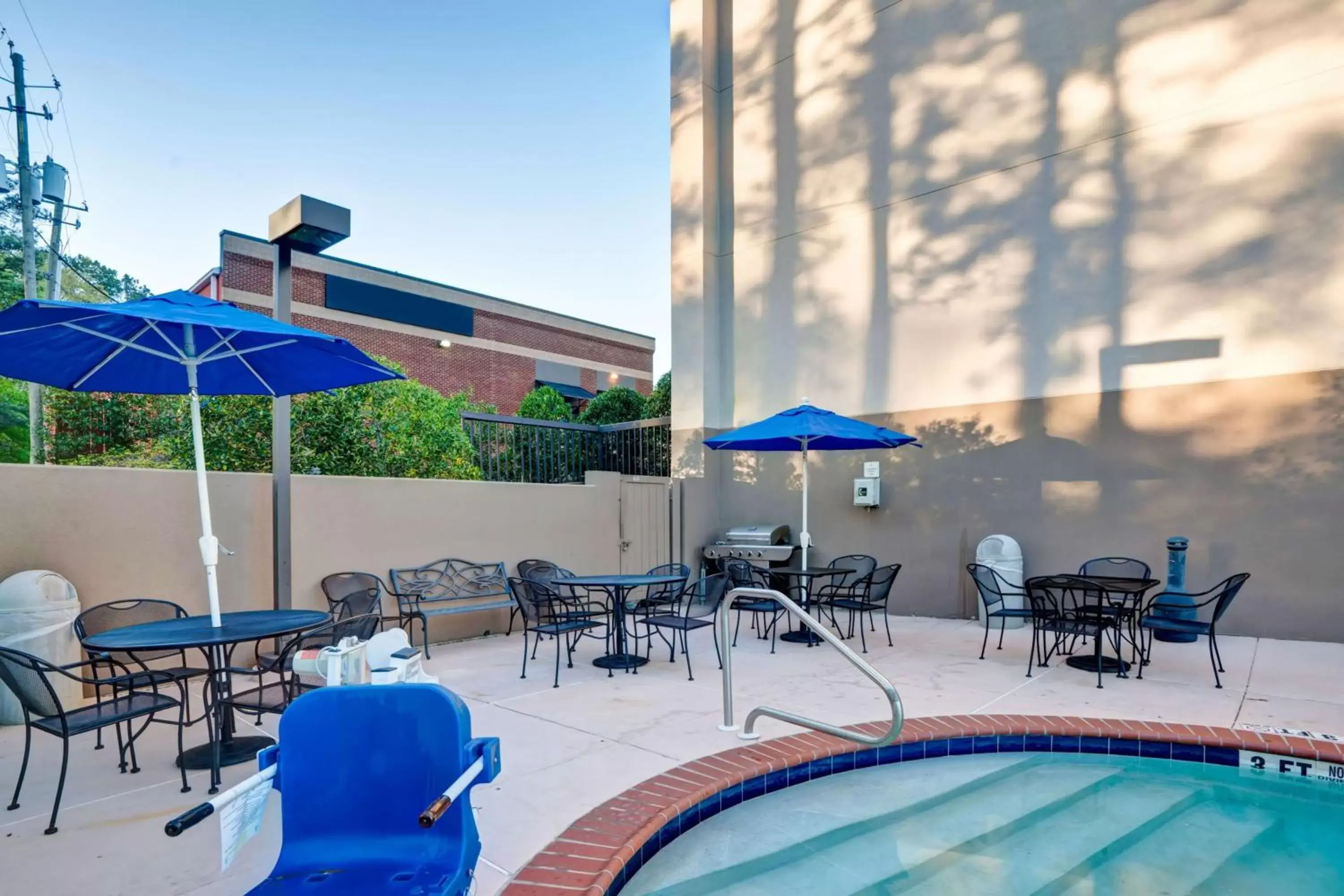 Patio, Swimming Pool in Hampton Inn Birmingham/Mountain Brook