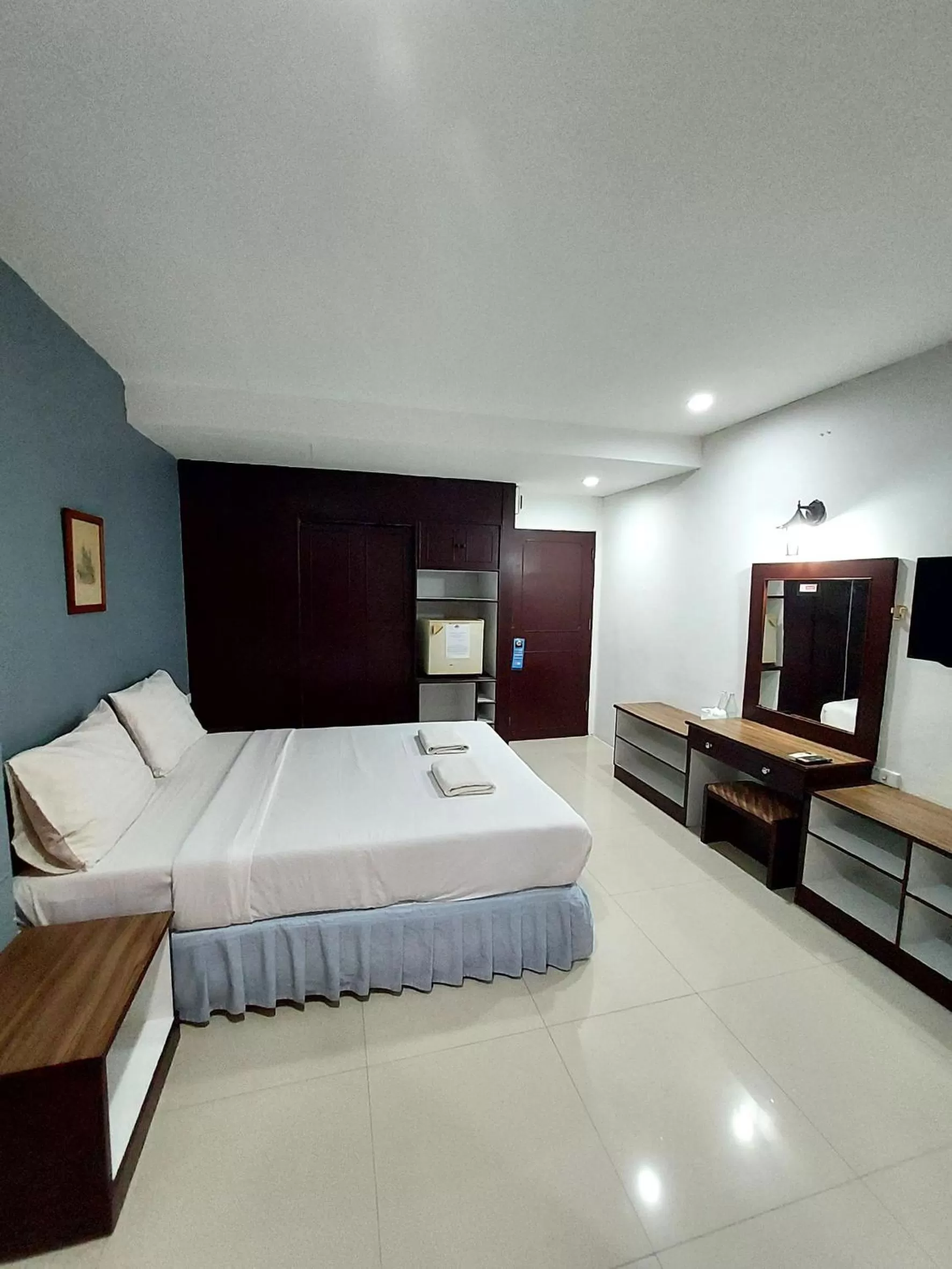 Bedroom, Bed in Traveller Inn Hotel