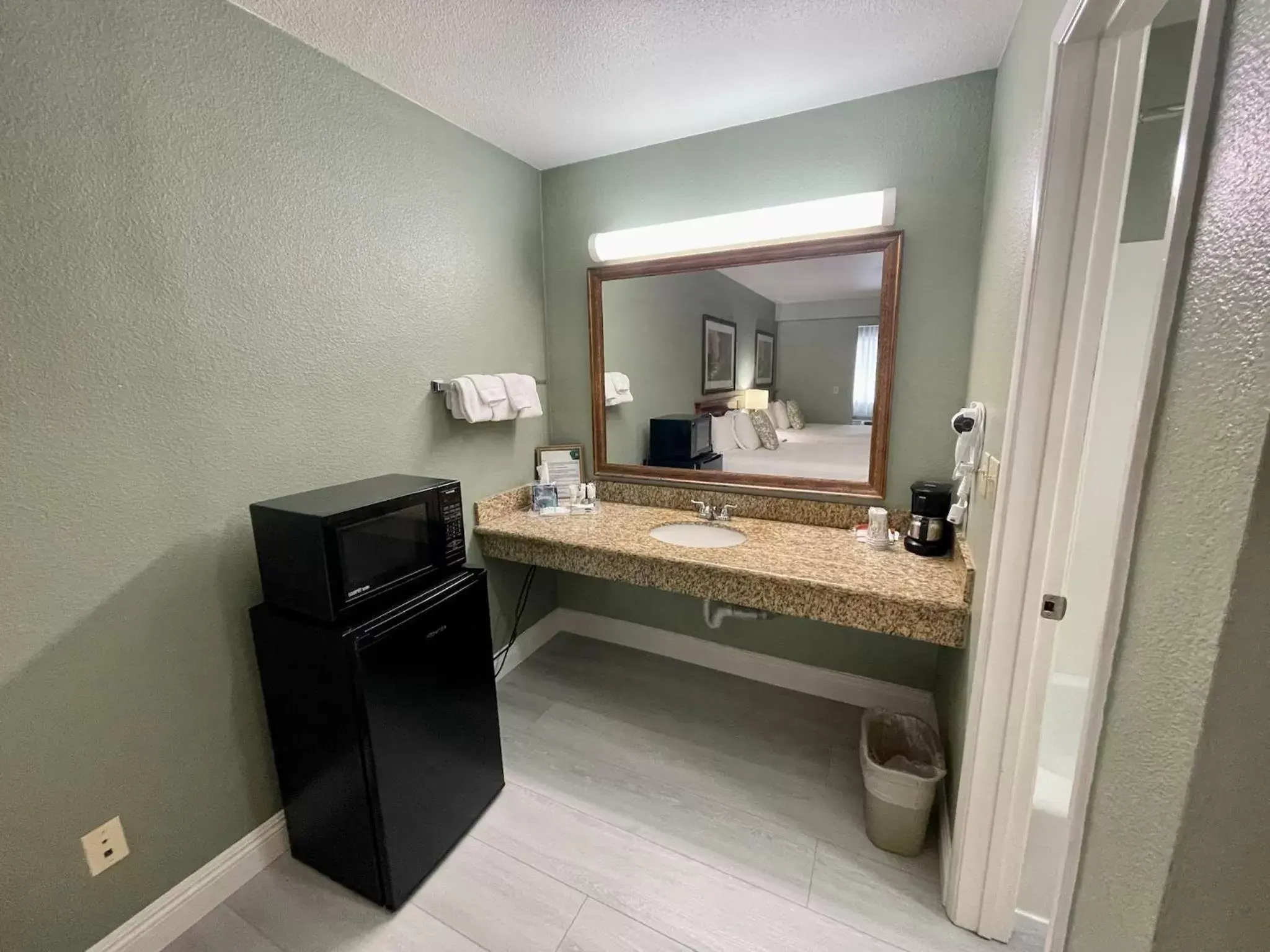 Coffee/tea facilities, Bathroom in Loma Linda Inn