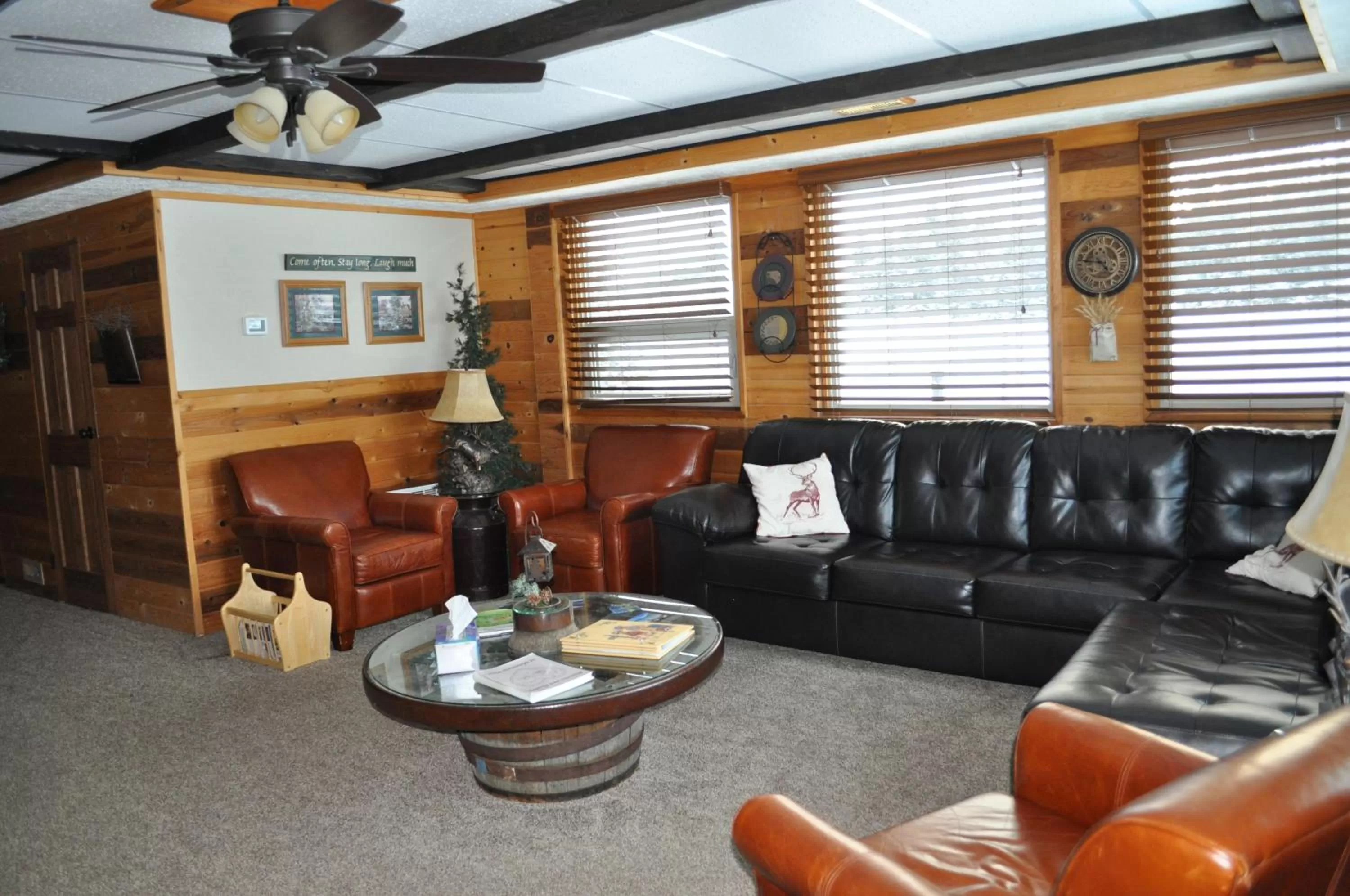 Living room in Rocky Ridge Country Lodge