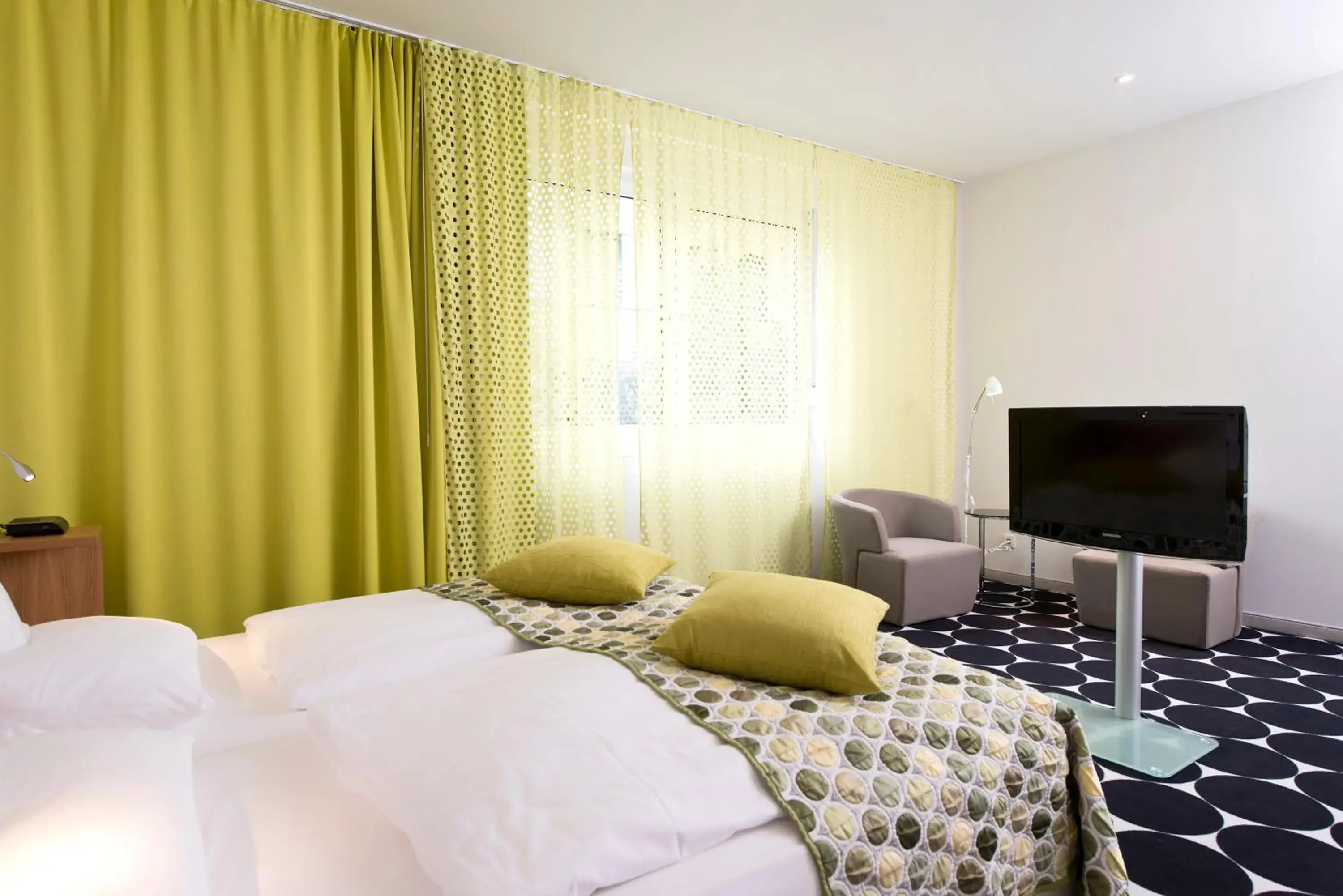 Photo of the whole room, Bed in Tryp by Wyndham Frankfurt