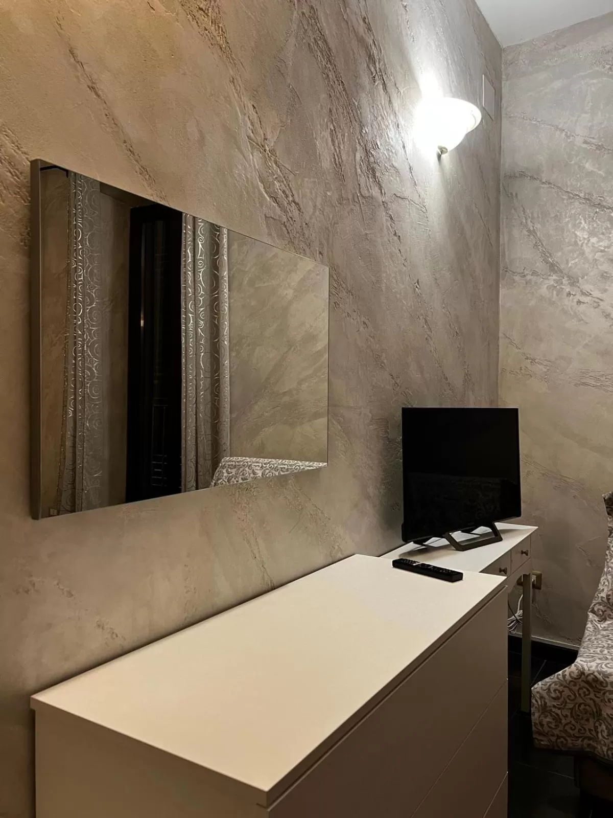 TV/Entertainment Center in B&B Room Code 1