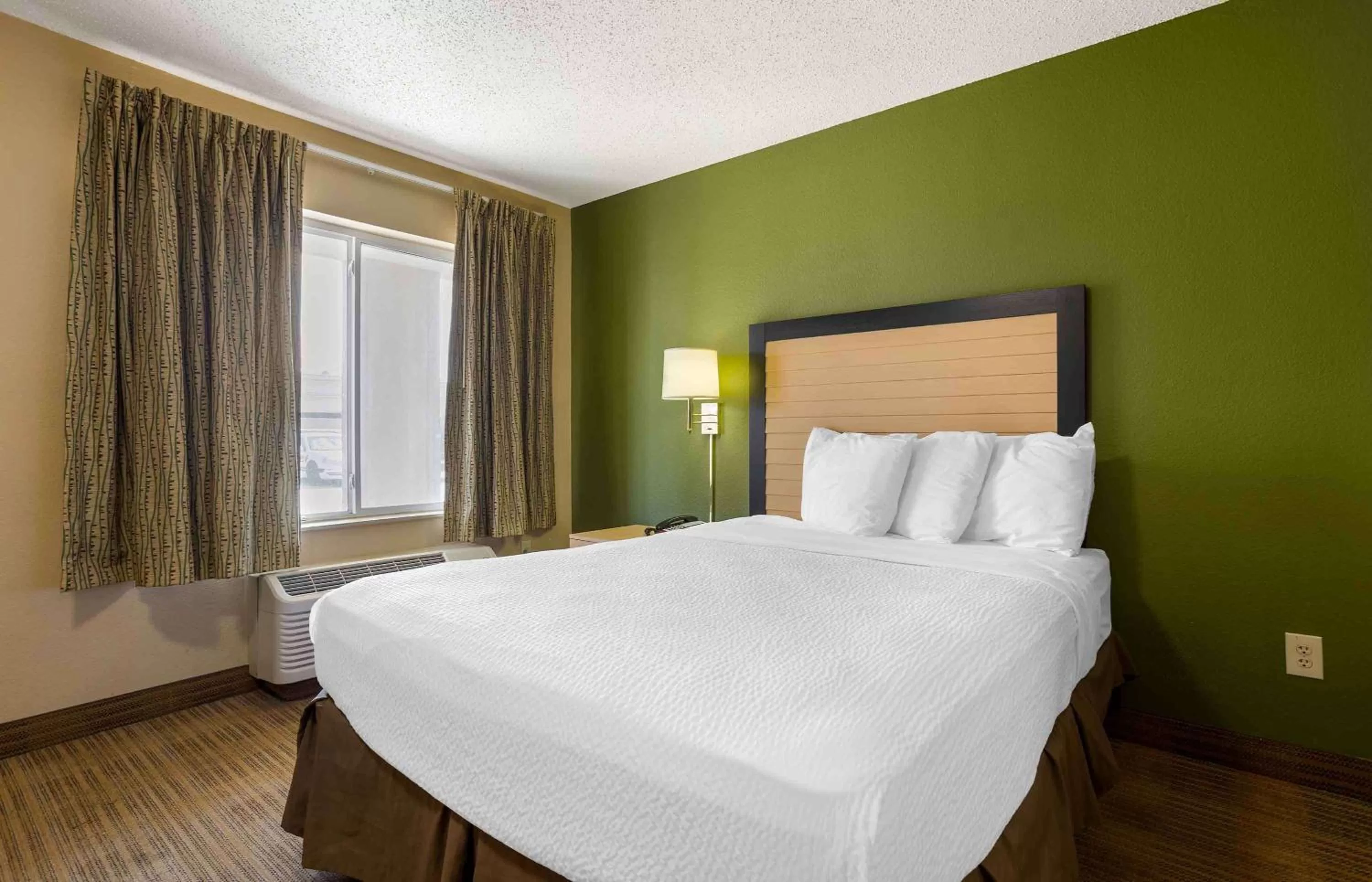 Bedroom, Bed in Extended Stay America Suites - Houston - The Woodlands