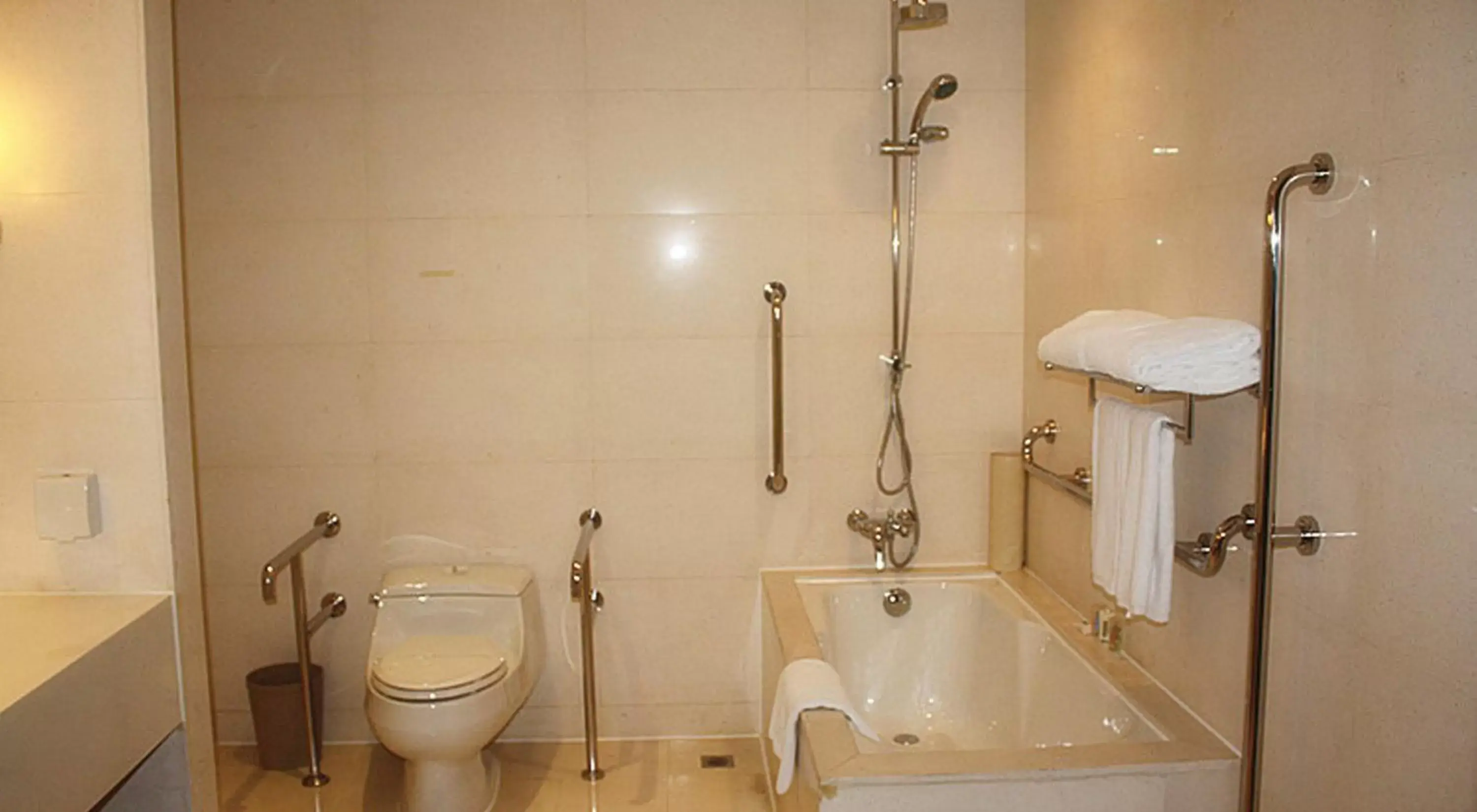 Photo of the whole room, Bathroom in Holiday Inn Shanghai Pudong Nanpu, an IHG Hotel