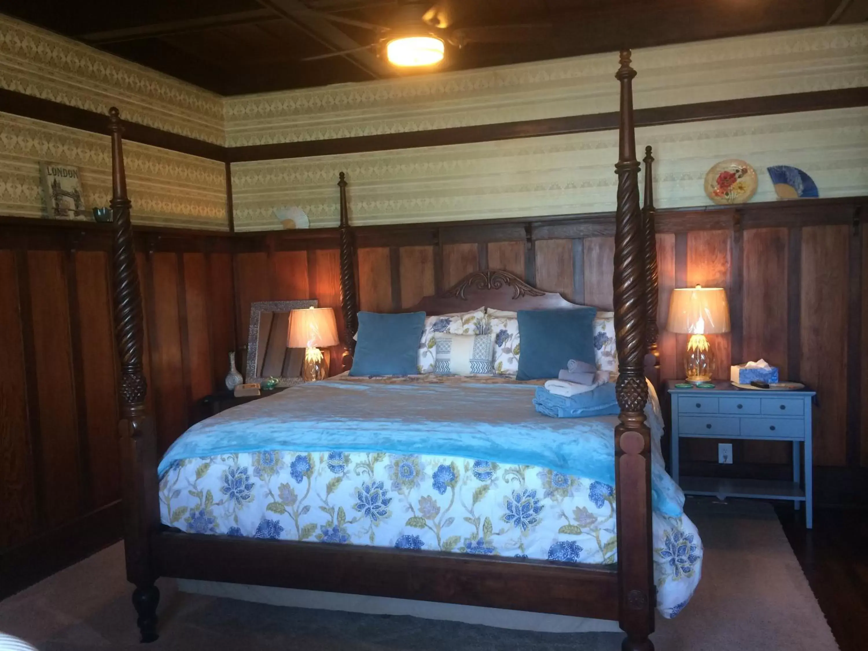 Bedroom, Bed in Hilo Bay Oceanfront Bed and Breakfast