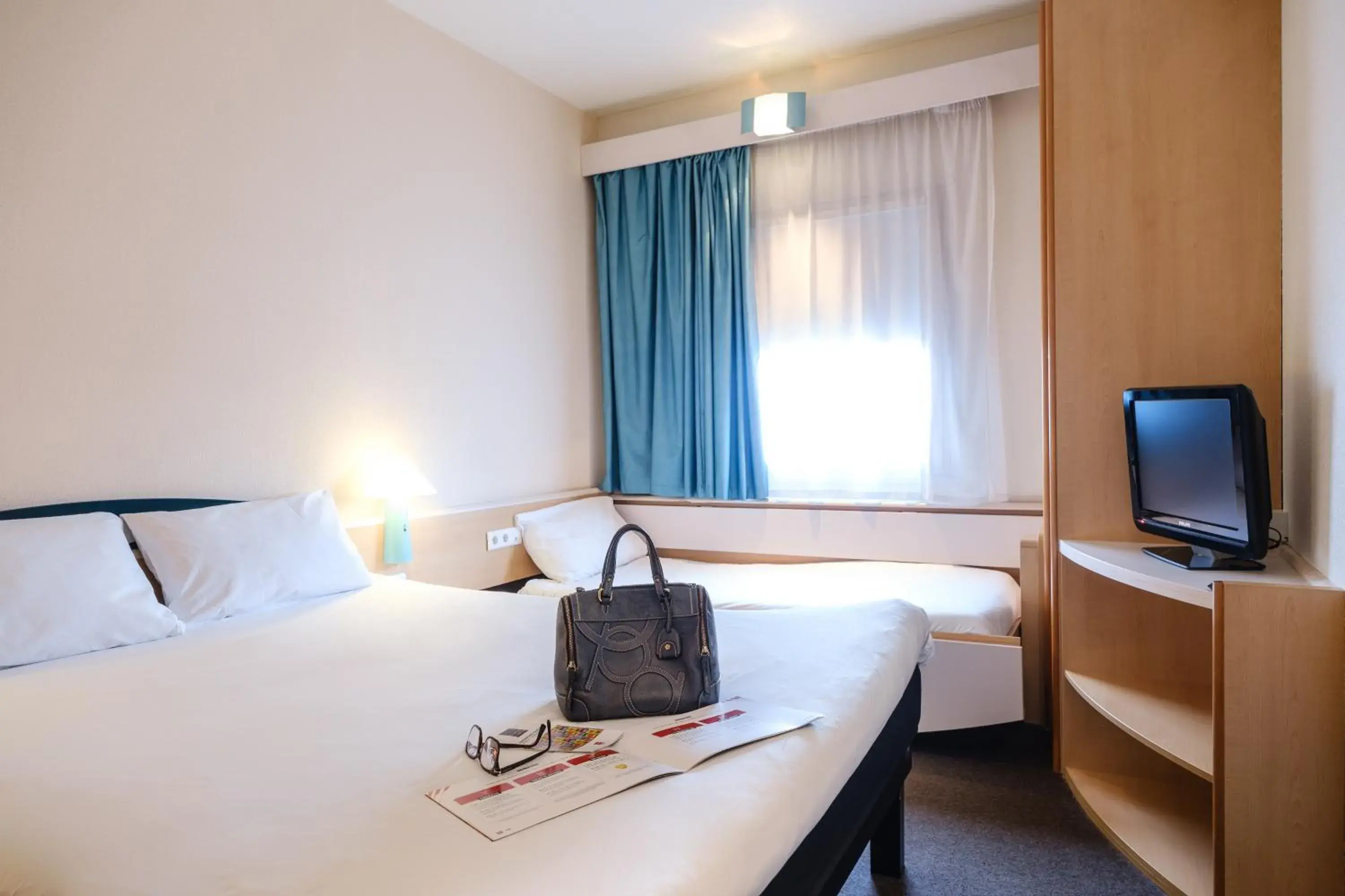 TV and multimedia, Bed in Ibis Madrid Alcorcon Tresaguas