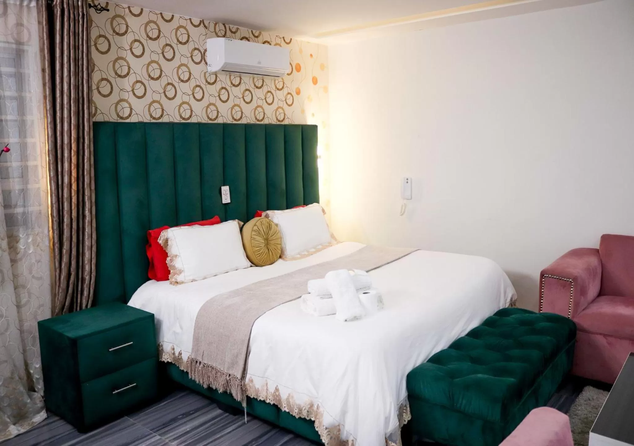 Bedroom, Bed in Gold Crown International Hotel Johannesburg