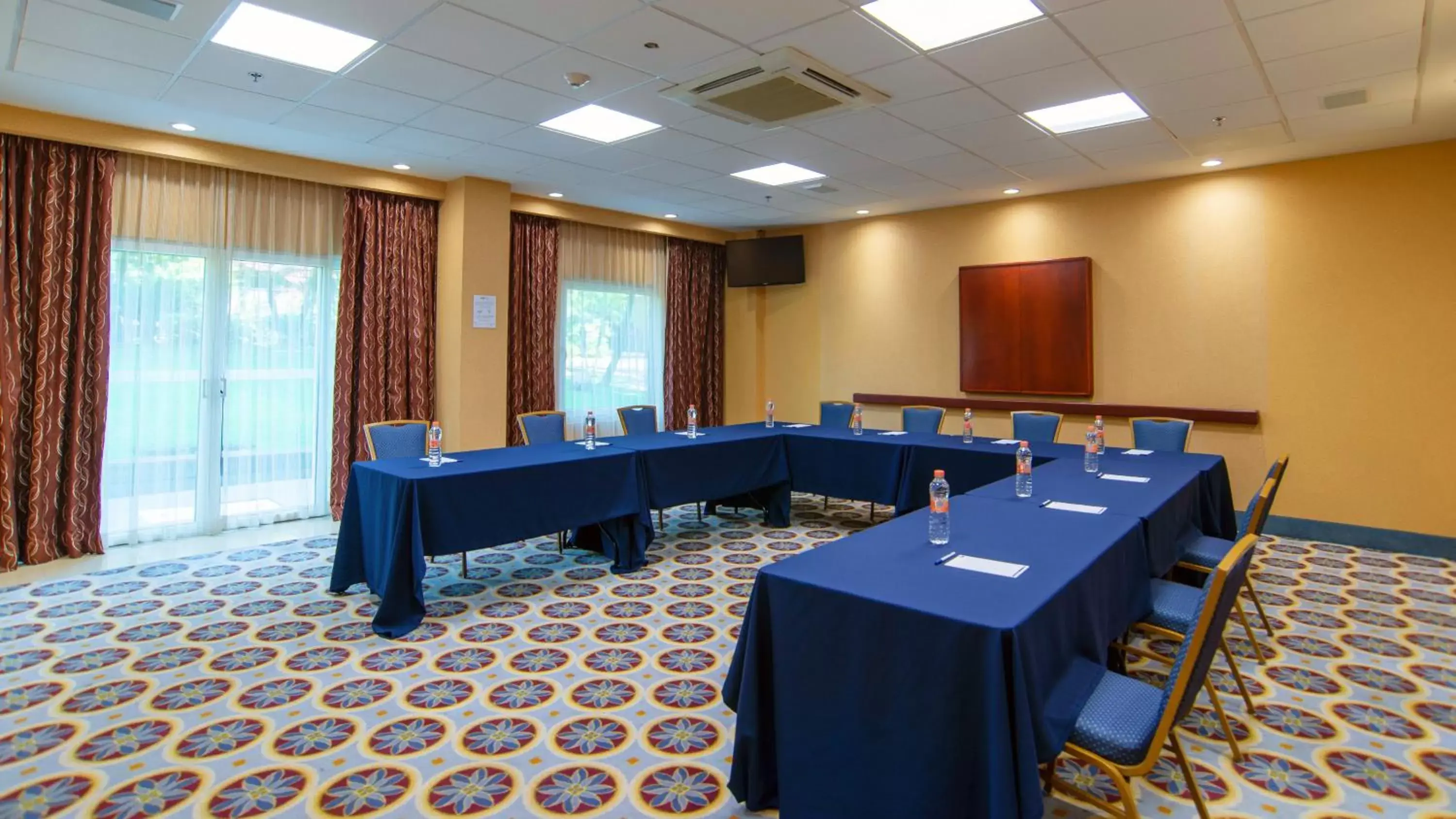 Meeting/conference room in Holiday Inn Express & Suites Cuernavaca, an IHG Hotel