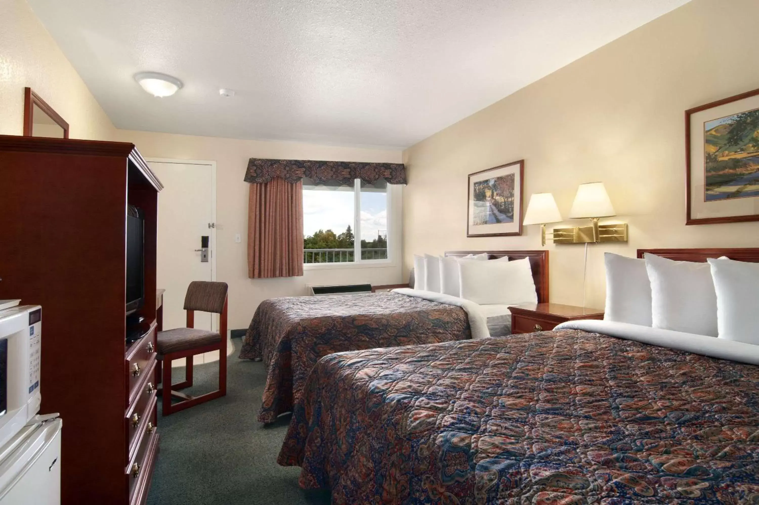 Photo of the whole room, Bed in Travelodge by Wyndham Drumheller AB
