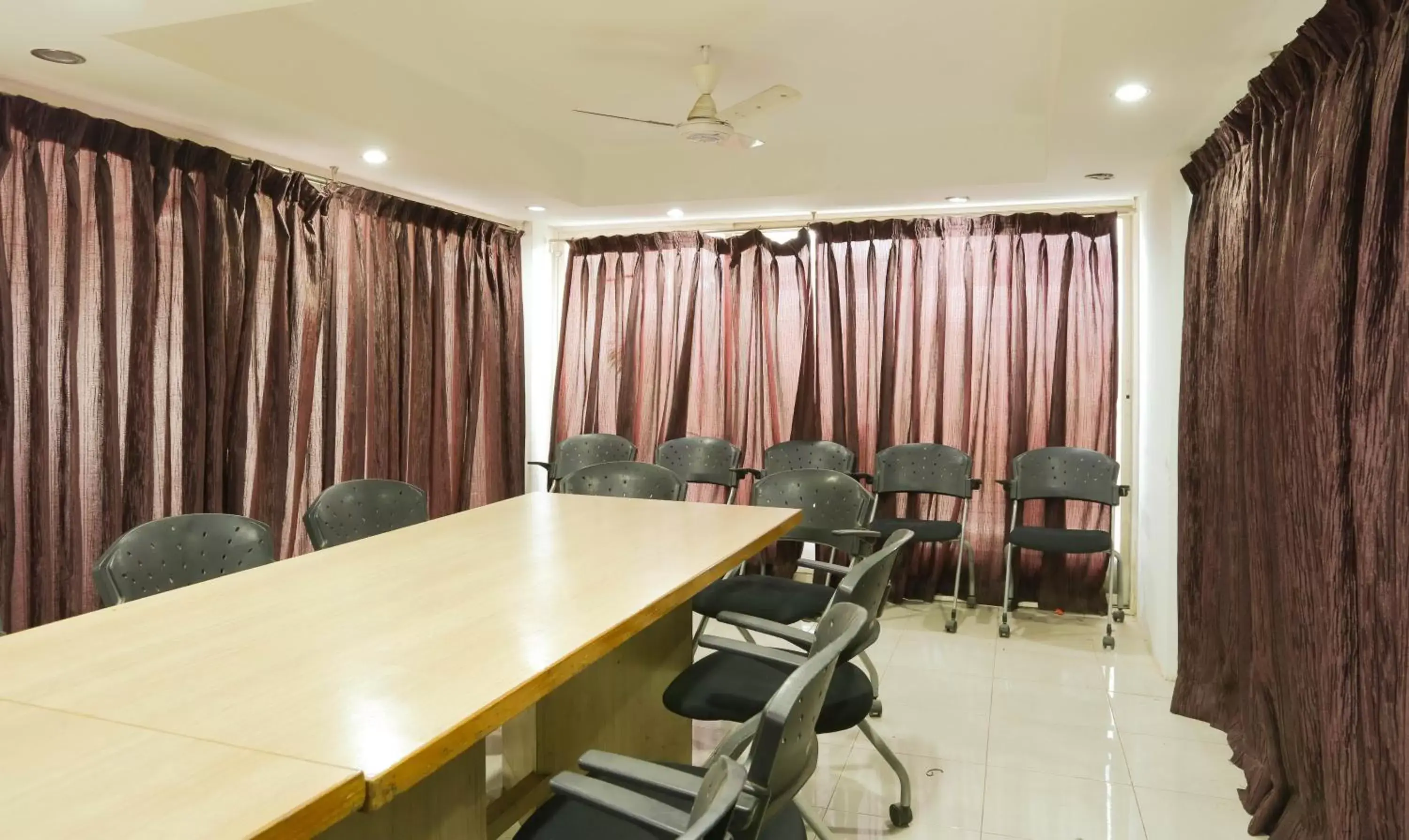 Meeting/conference room in Itsy Hotels Hill View Ex Meeting/conference room in Itsy Hotels Hill View Ex