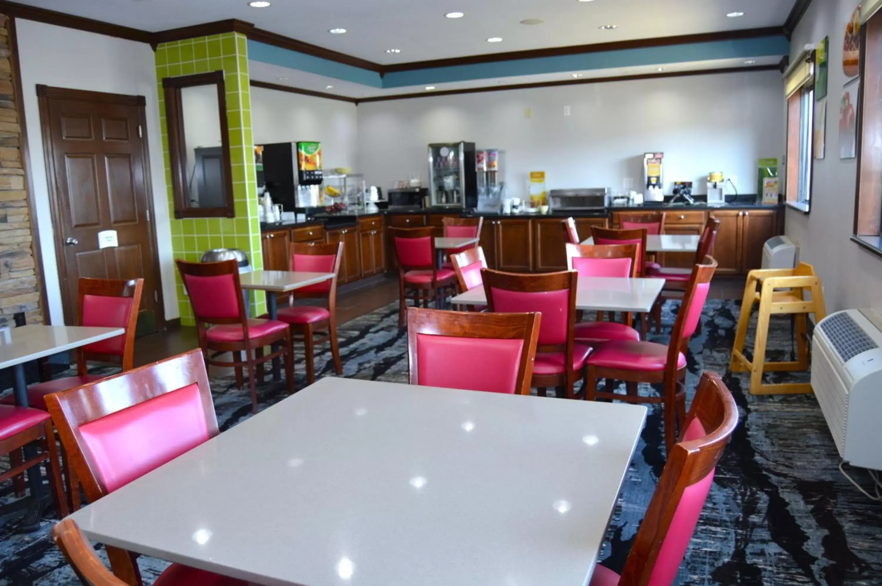 Breakfast, Restaurant/Places to Eat in Quality Inn - Coralville