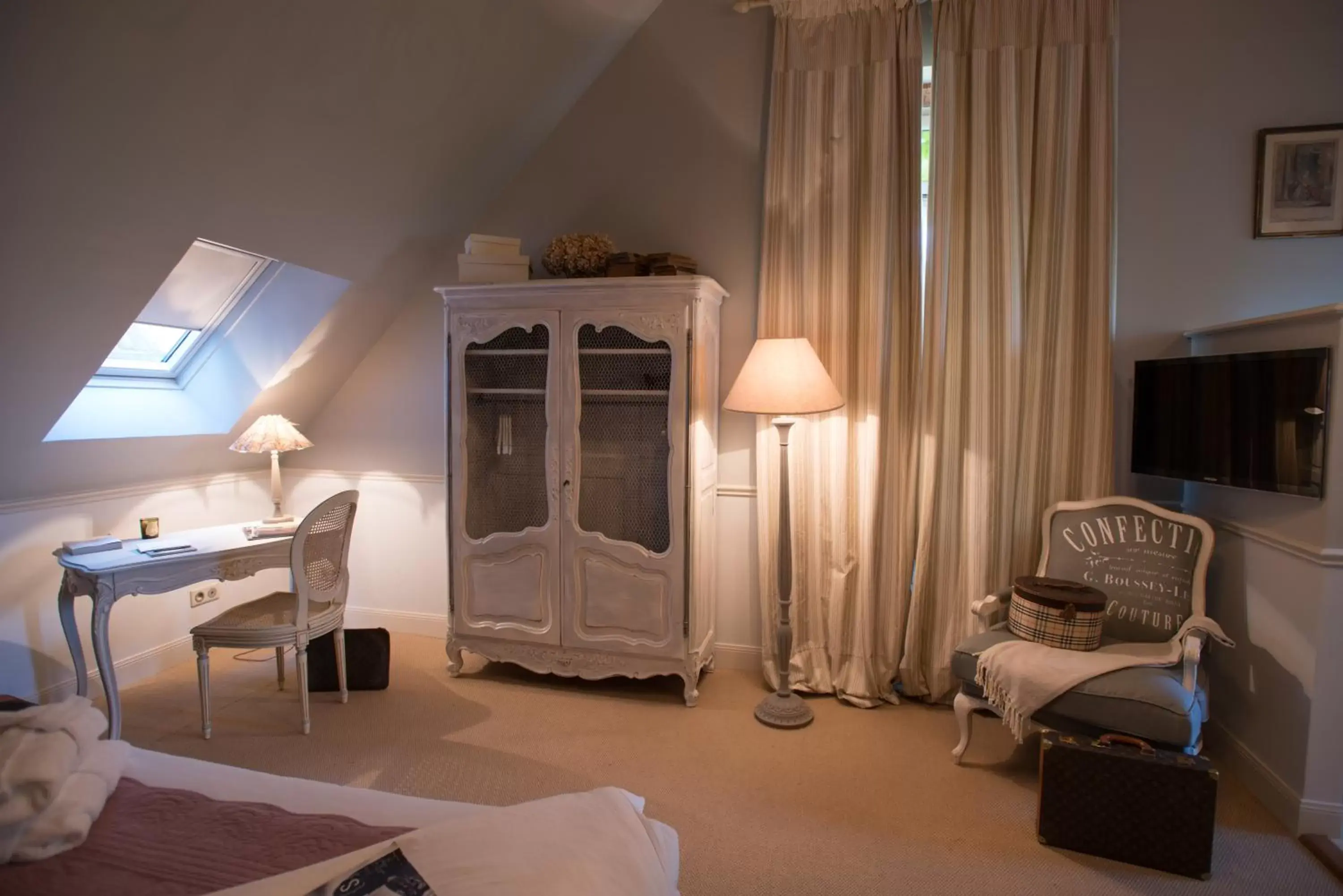 Bedroom, Seating Area in Le Manoir de Maucartier