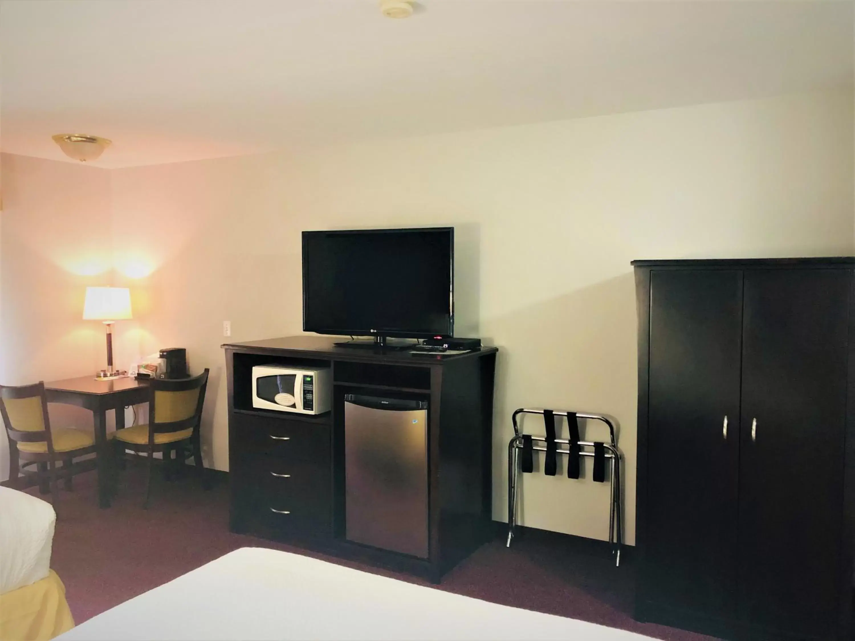 Communal lounge/ TV room, TV/Entertainment Center in Days Inn by Wyndham Kamloops BC