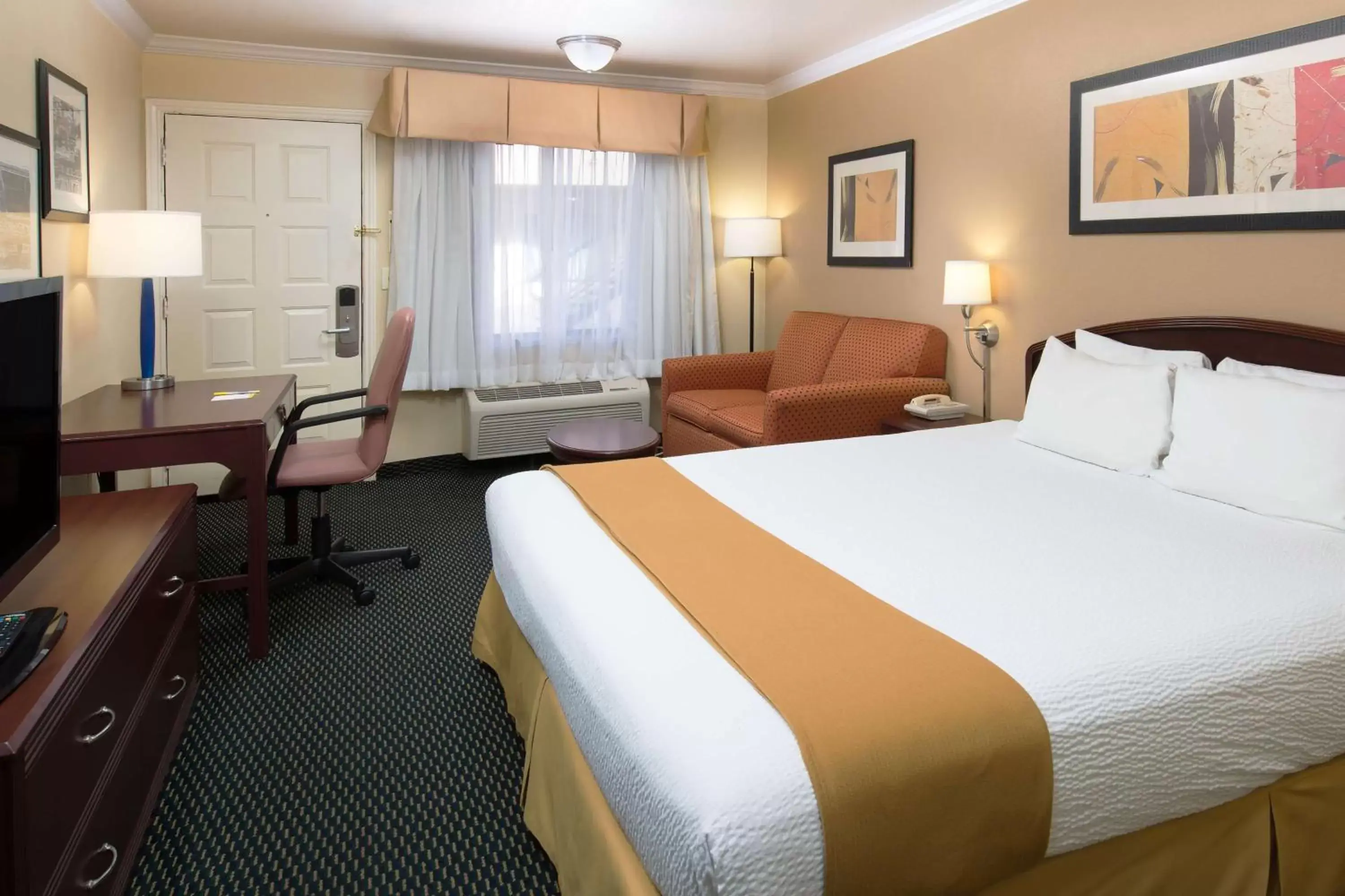 Photo of the whole room, Bed in Days Inn by Wyndham Pinole Berkeley