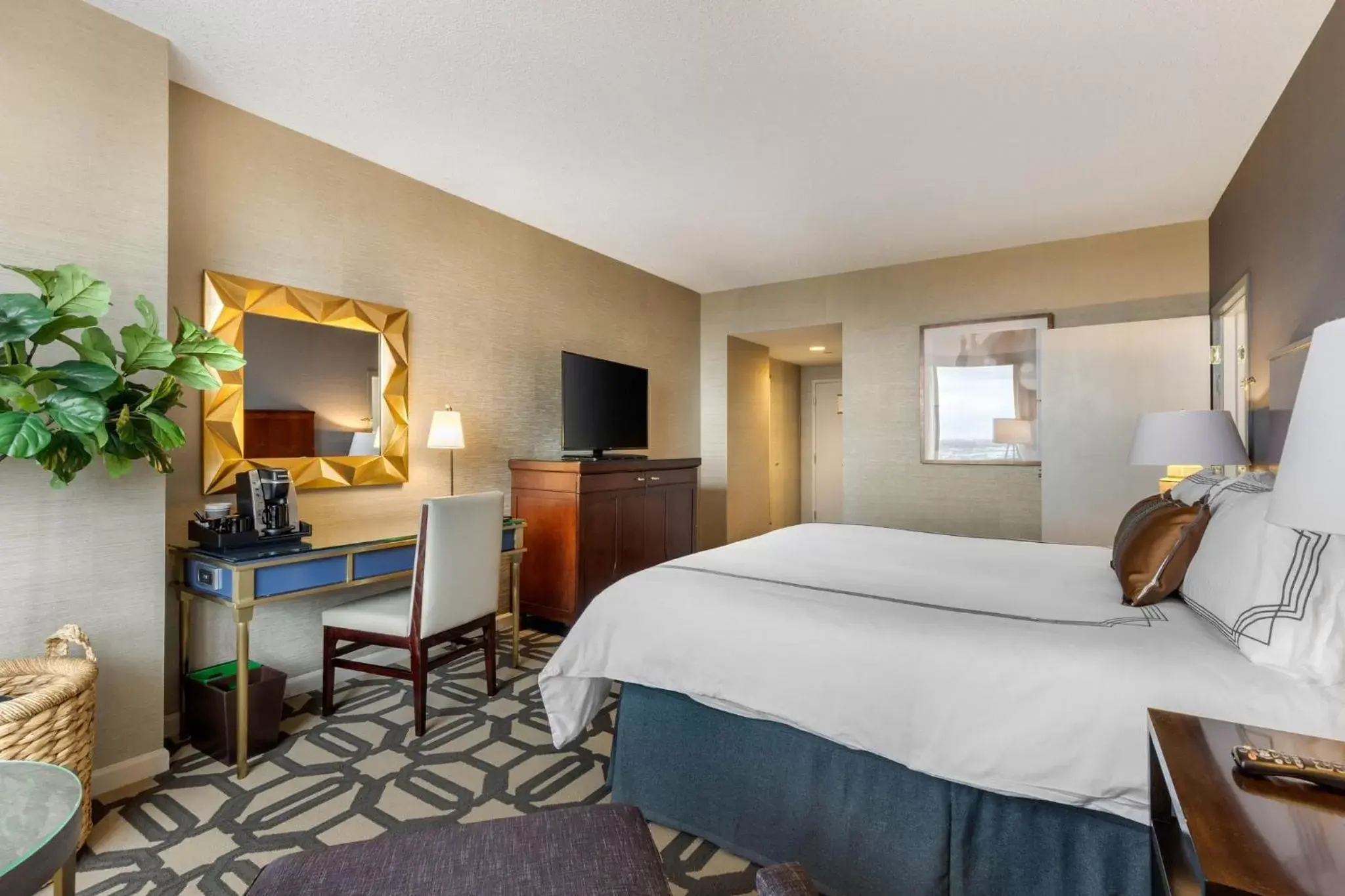 Bedroom, TV/Entertainment Center in Omni Richmond Hotel