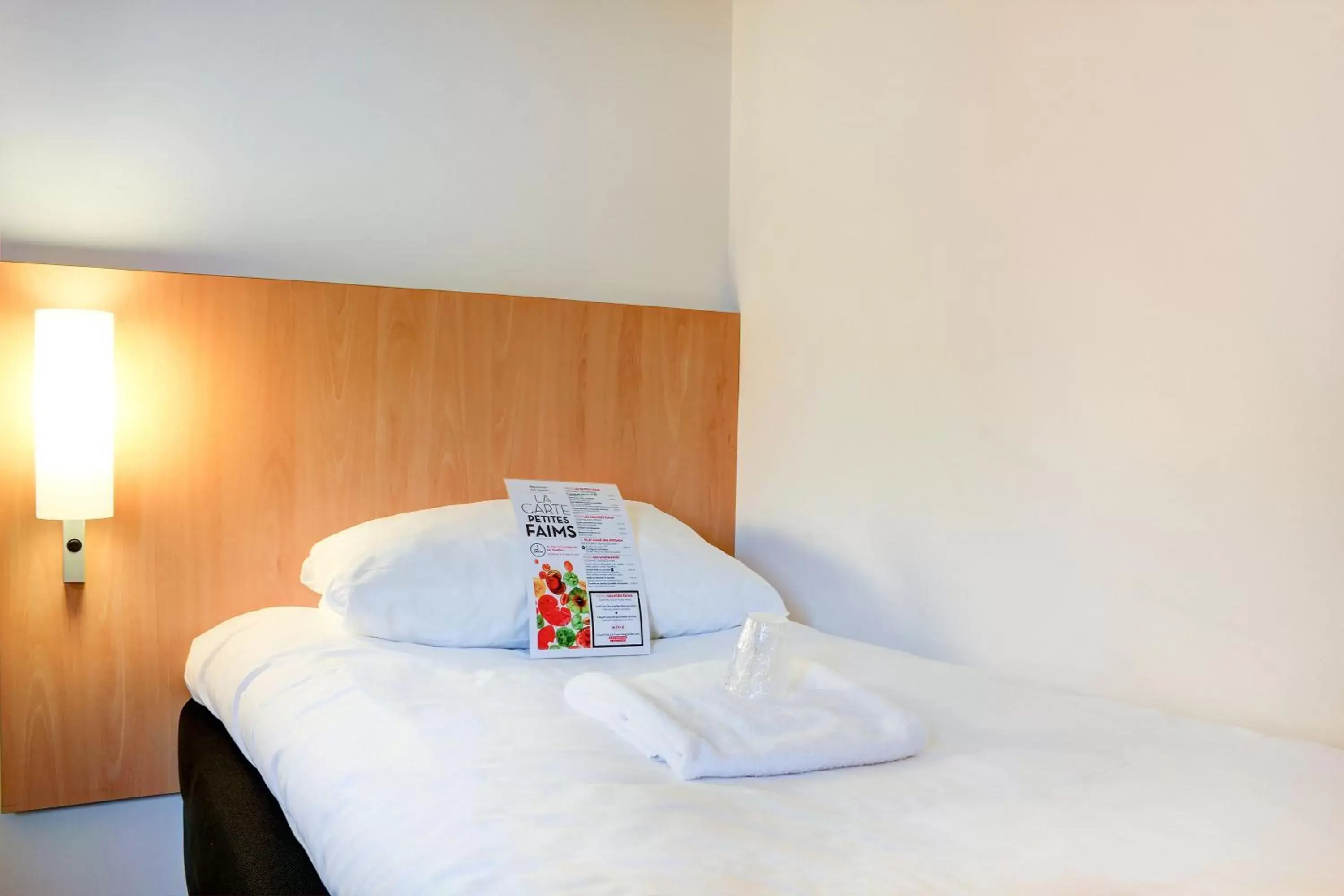 Bed in ibis Soissons