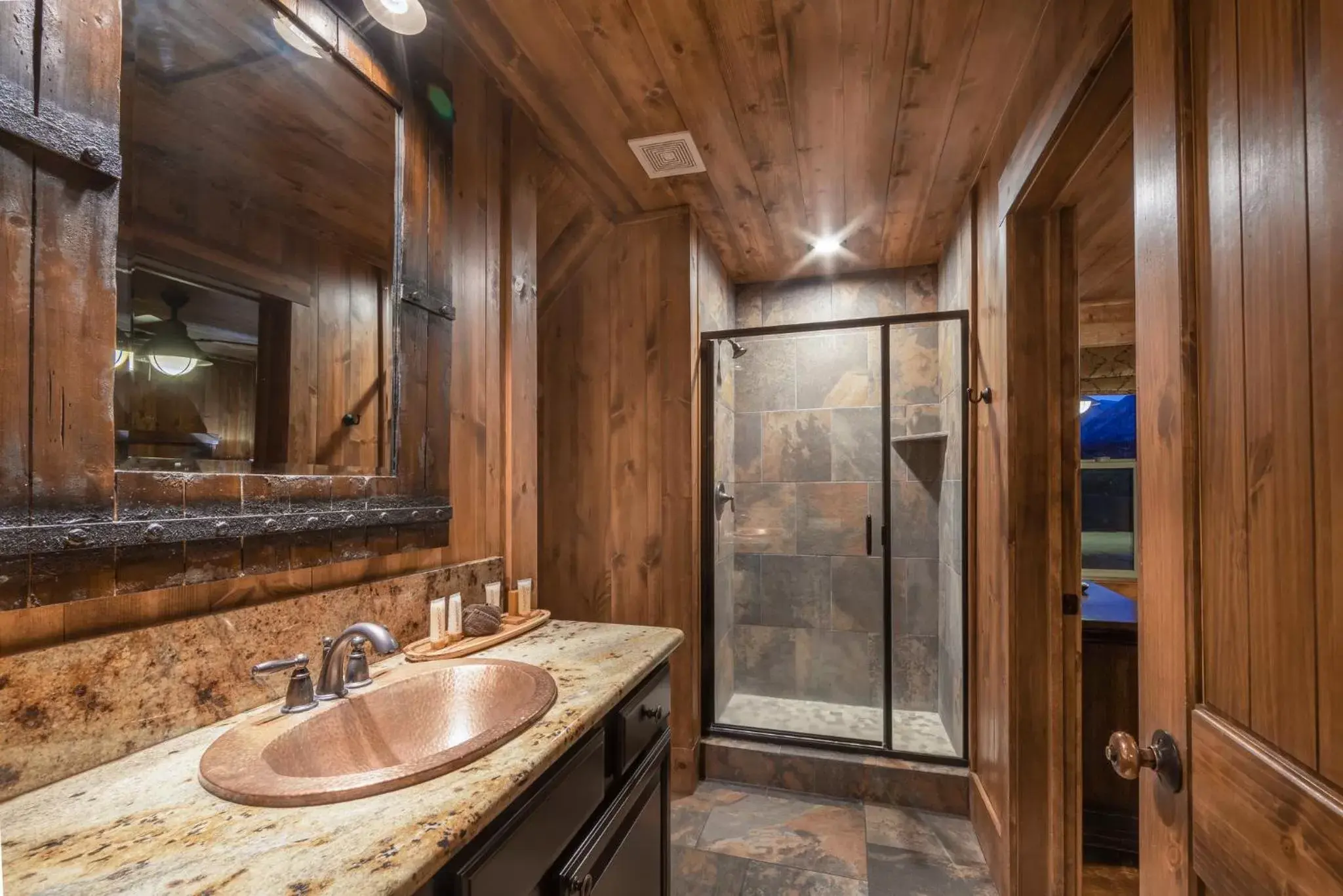 Photo of the whole room, Bathroom in Holiday Inn Club Vacations - David Walley's Resort, an IHG Hotel
