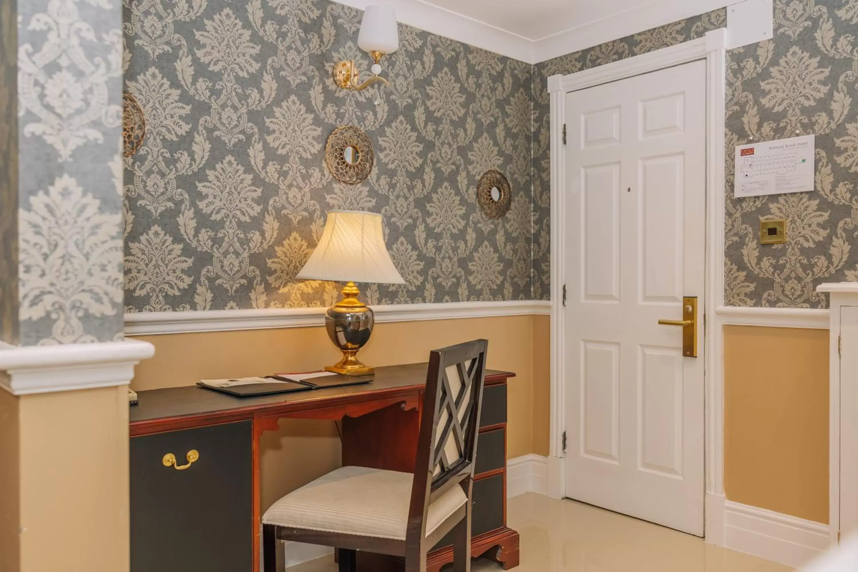 Living room, TV/Entertainment Center in Muthu Belstead Brook Hotel