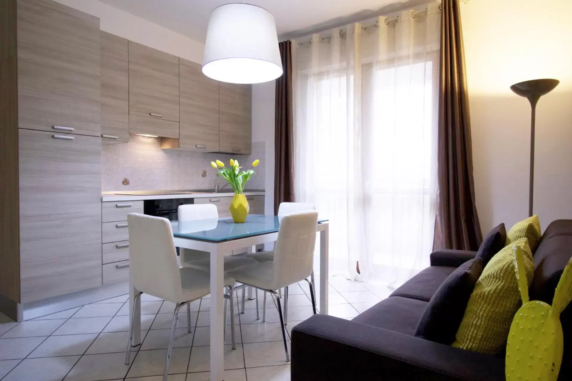 Kitchen or kitchenette, Dining Area in HQ Aparthotel Milano Inn - Smart Suites