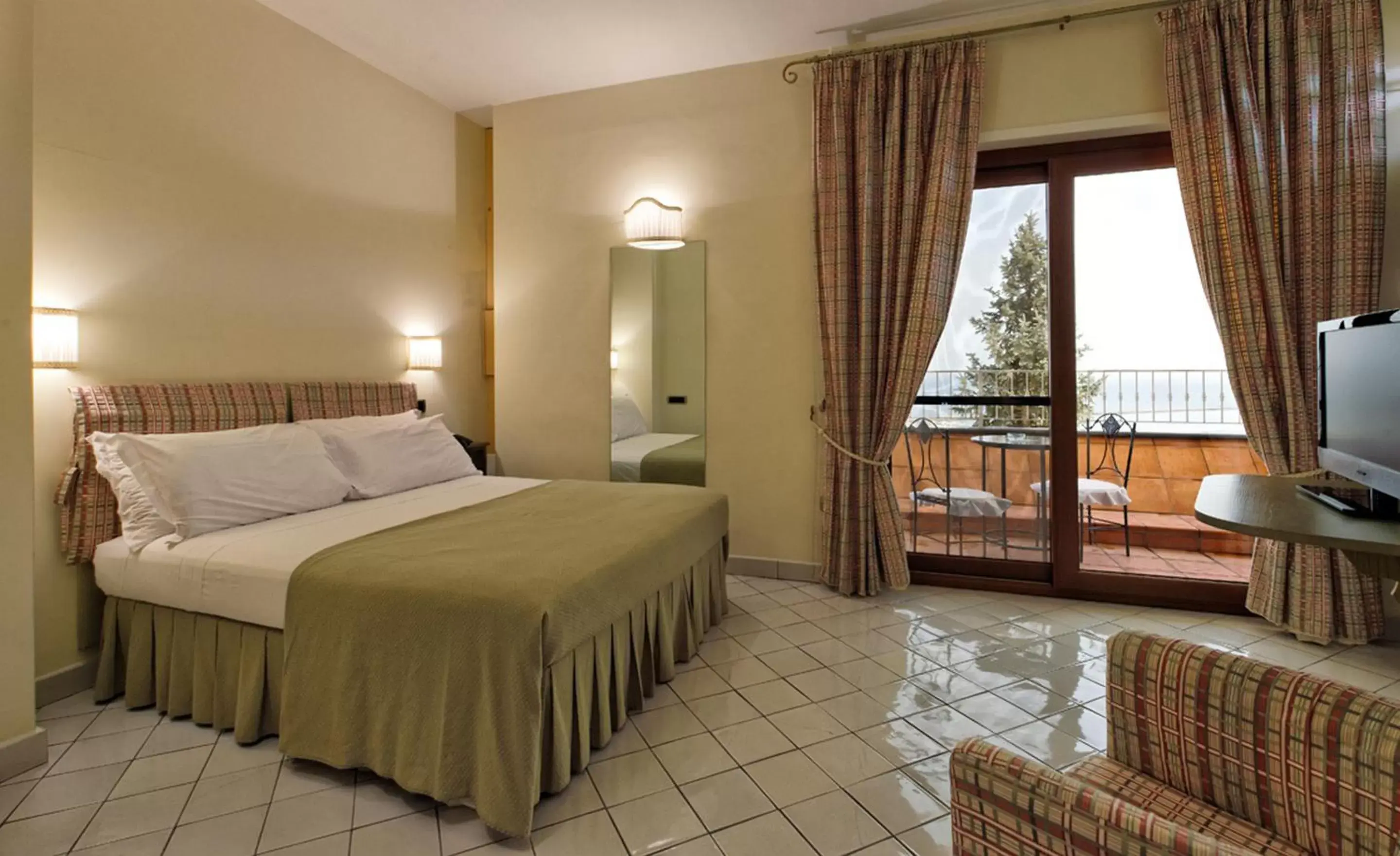 Shower, Bed in Hotel Villa Poseidon & Events