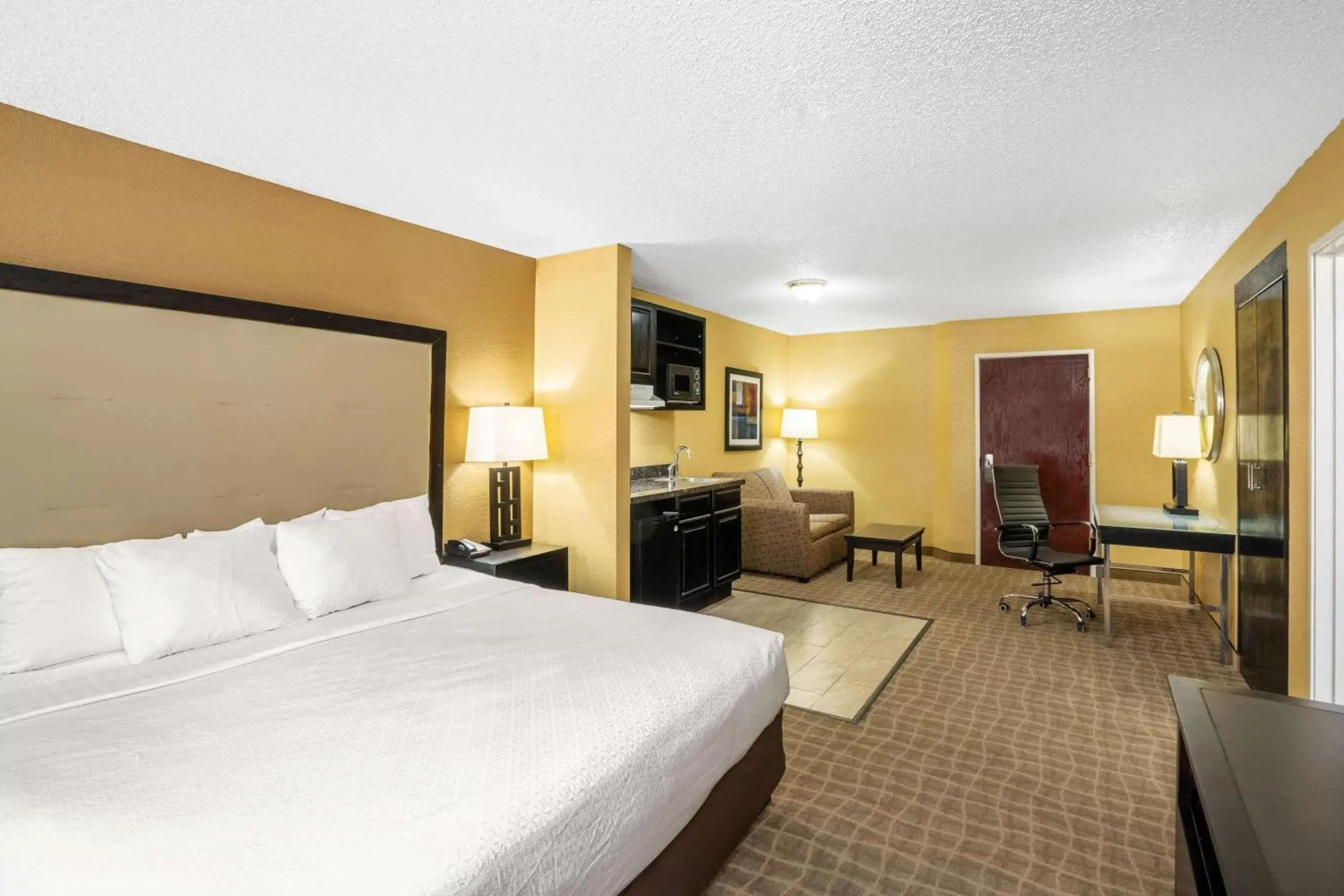 Photo of the whole room in La Quinta Inn & Suites by Wyndham Hot Springs