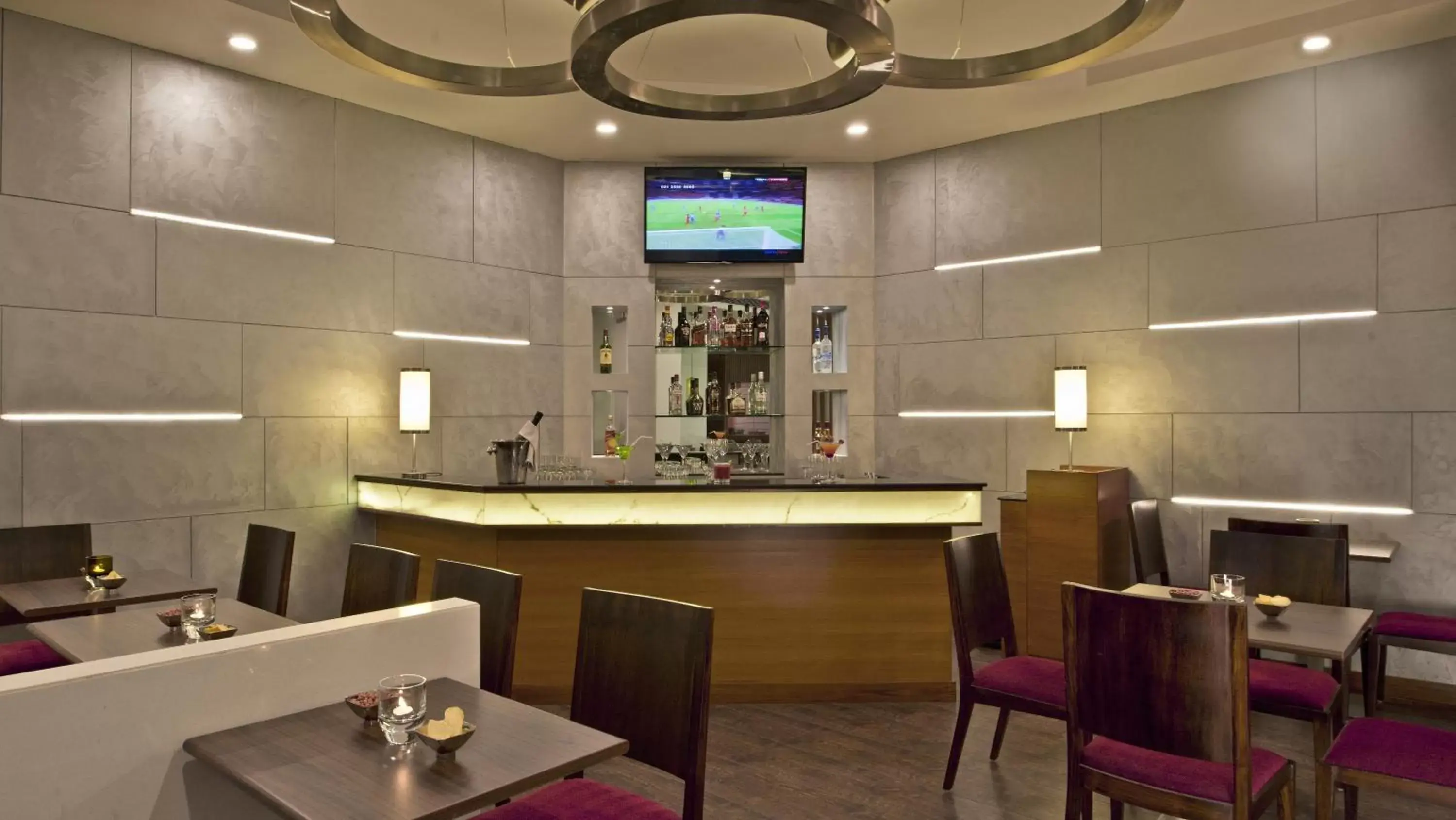 Lounge or bar, Restaurant/Places to Eat in Nirwana Hometel Jaipur- A Sarovar Hotel