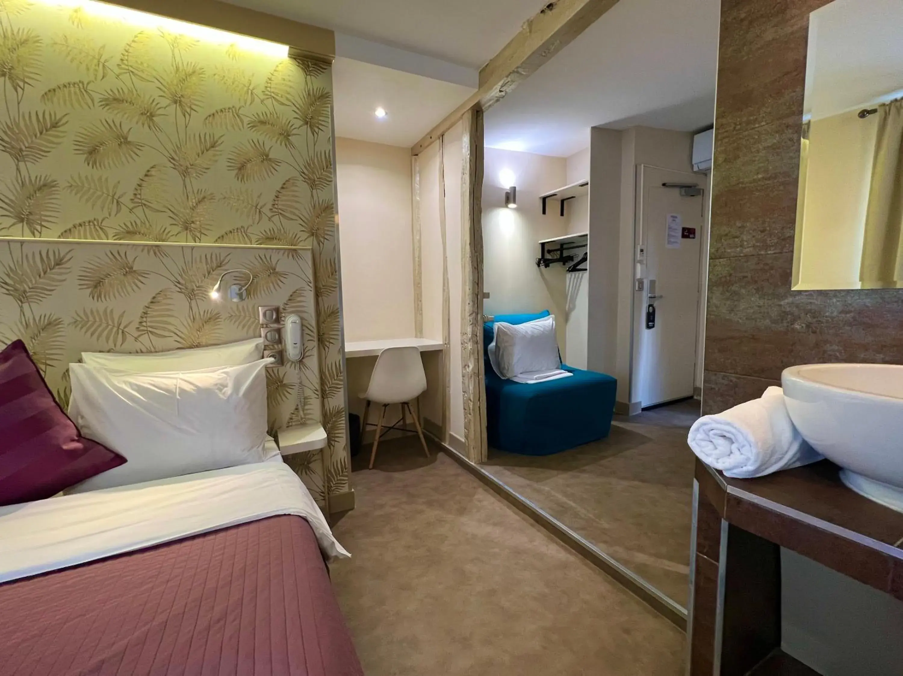 Bed, Bathroom in Nation Montmartre Hotel