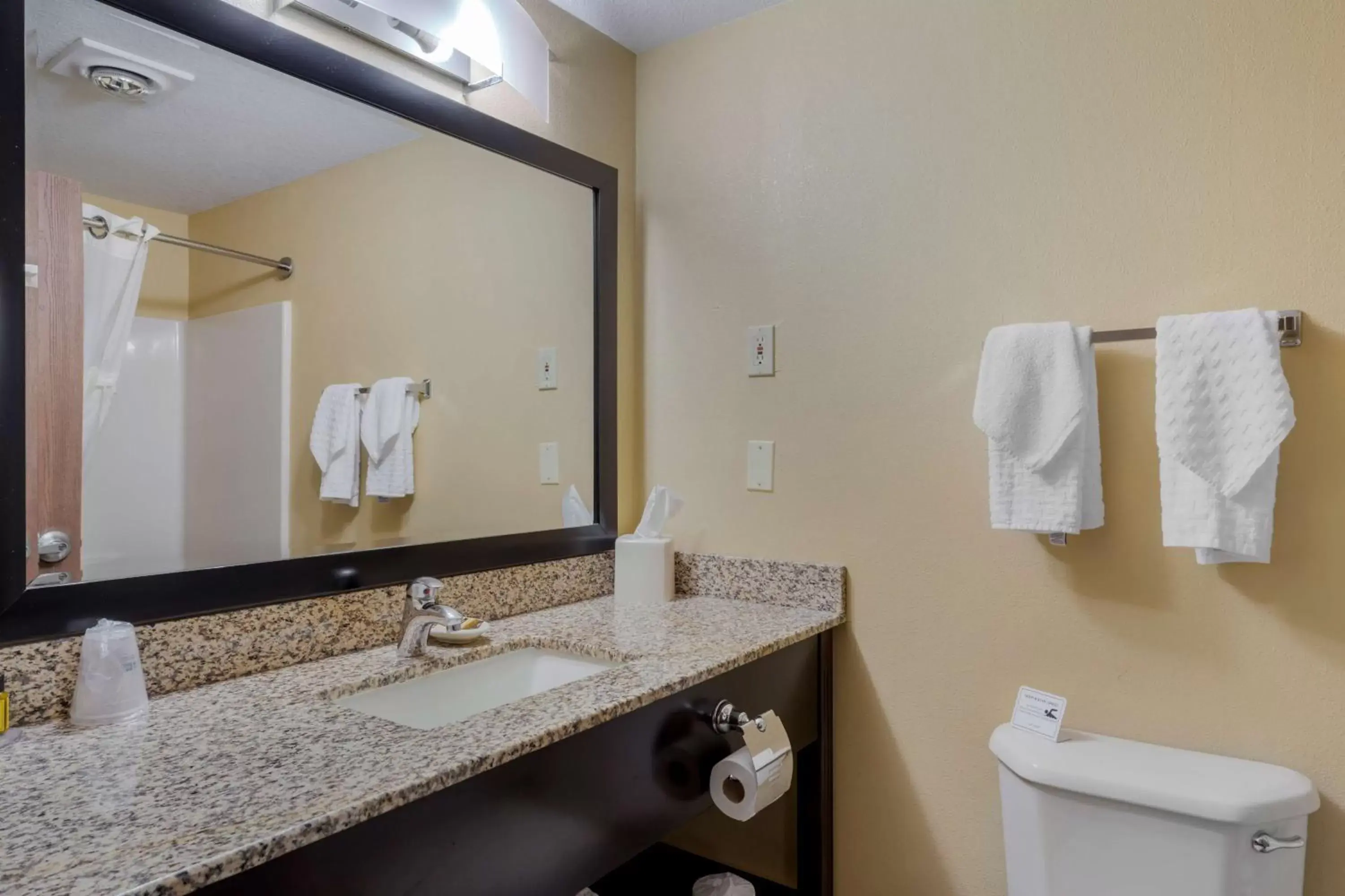 Bedroom, Bathroom in Best Western Cascade Inn & Suites