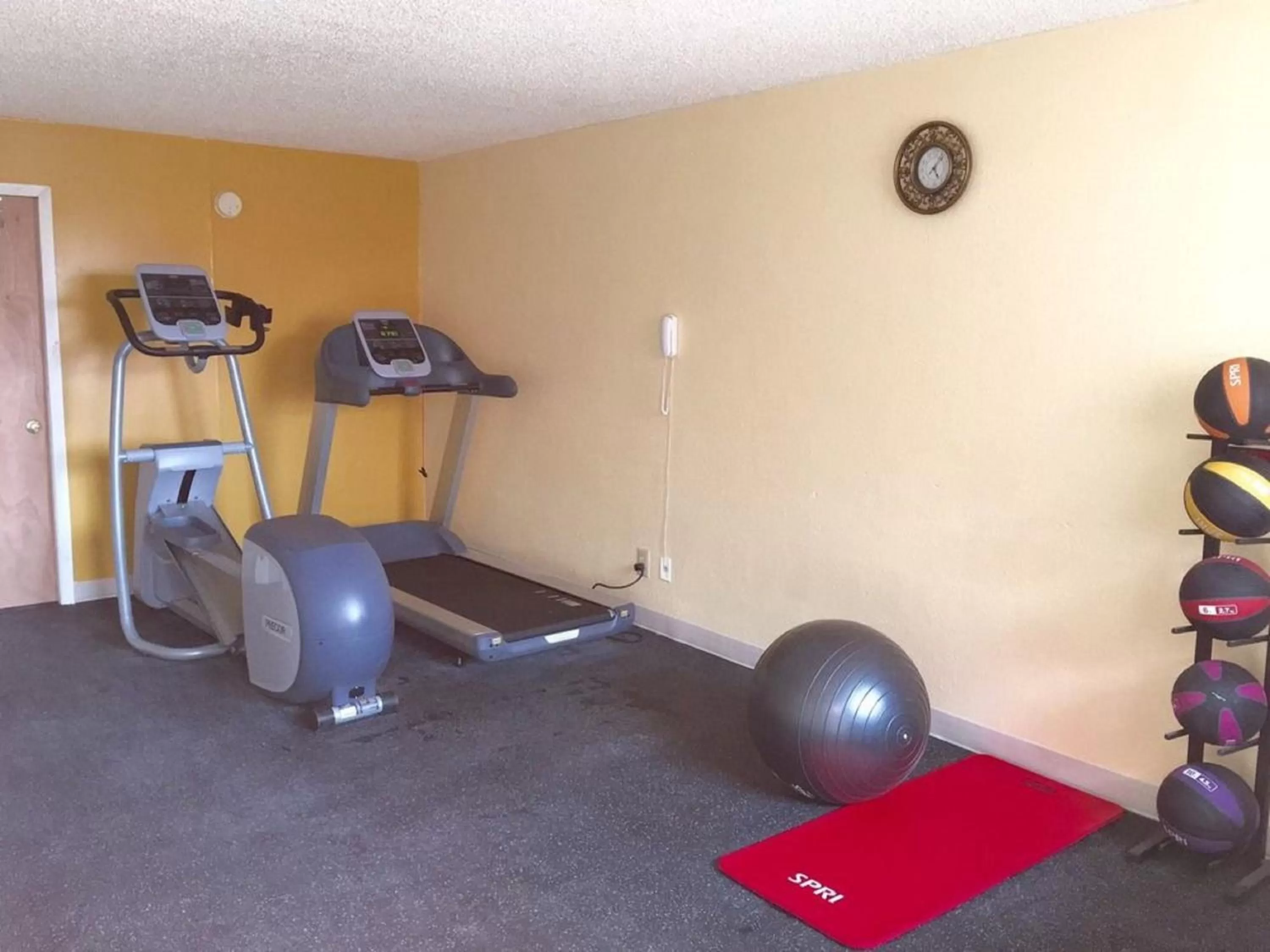 Fitness centre/facilities in Alamo Inn