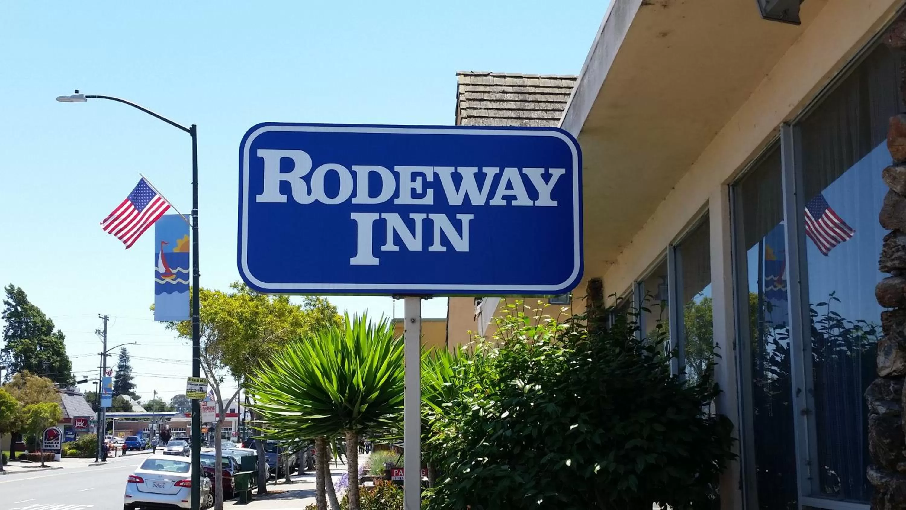 Property building in Rodeway Inn Alameda-Oakland