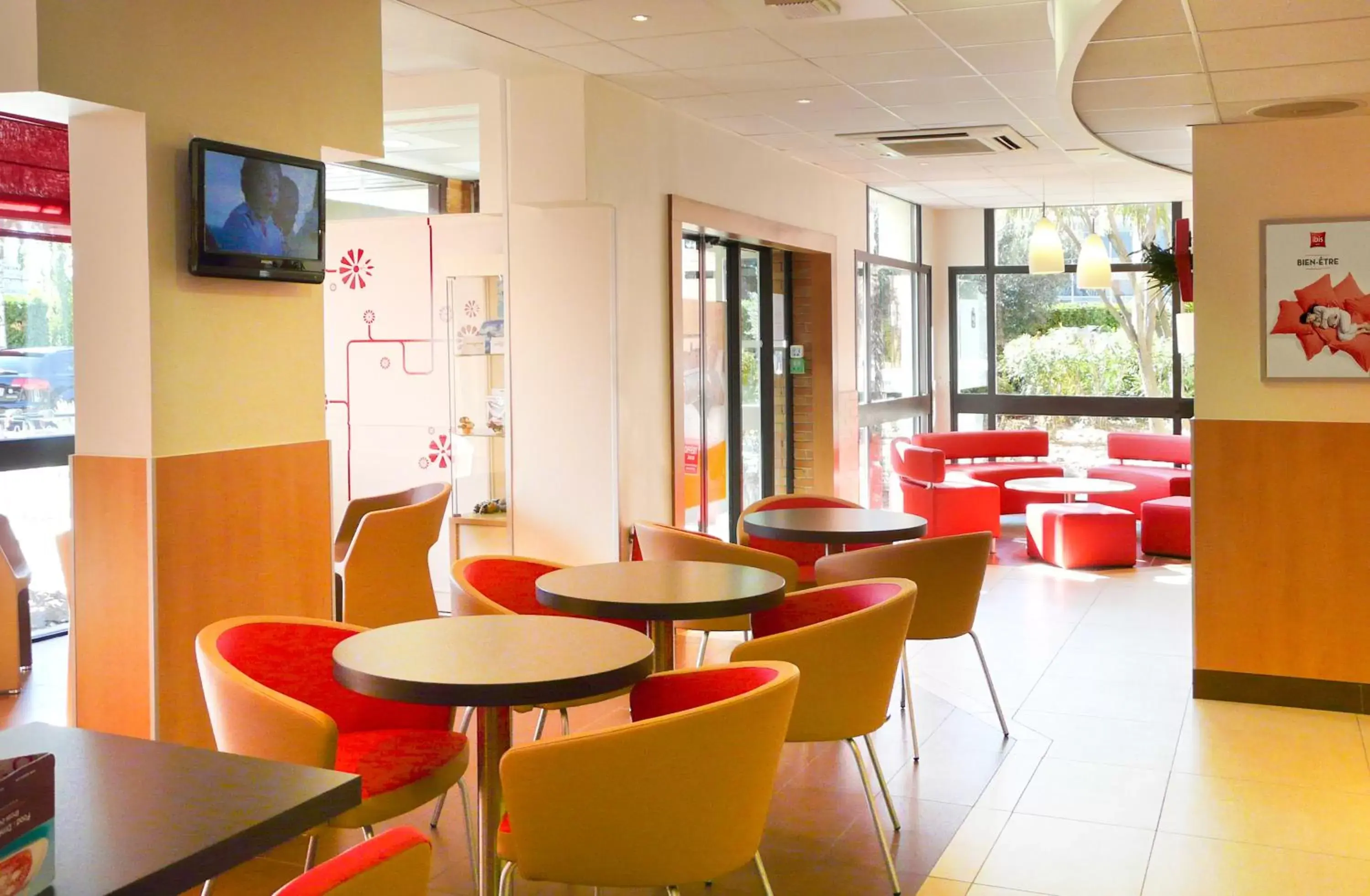 Lobby or reception, Lounge/Bar in ibis Toulouse Aeroport