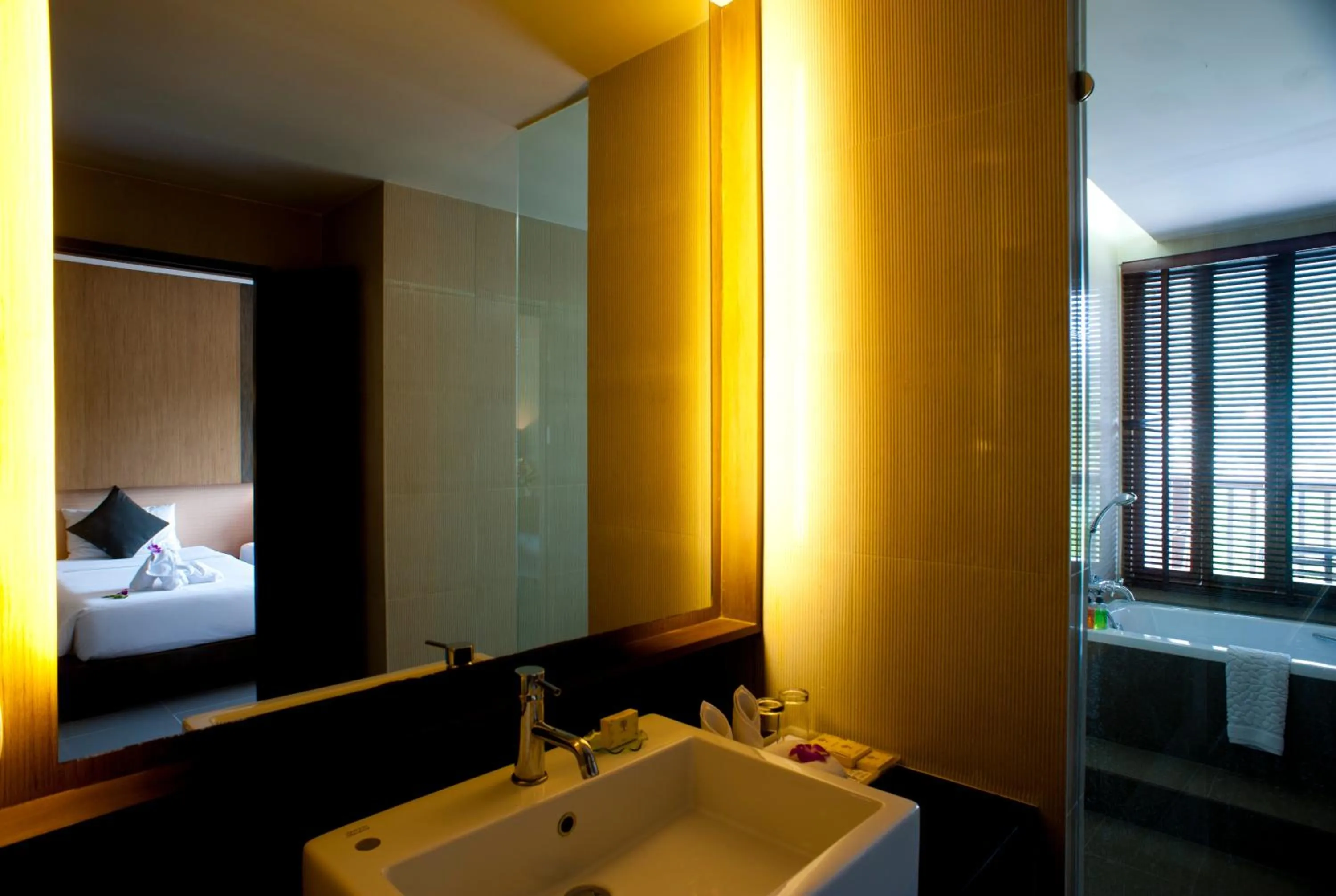 Shower, Bed in Peach Blossom Resort & Pool Villa - SHA Plus