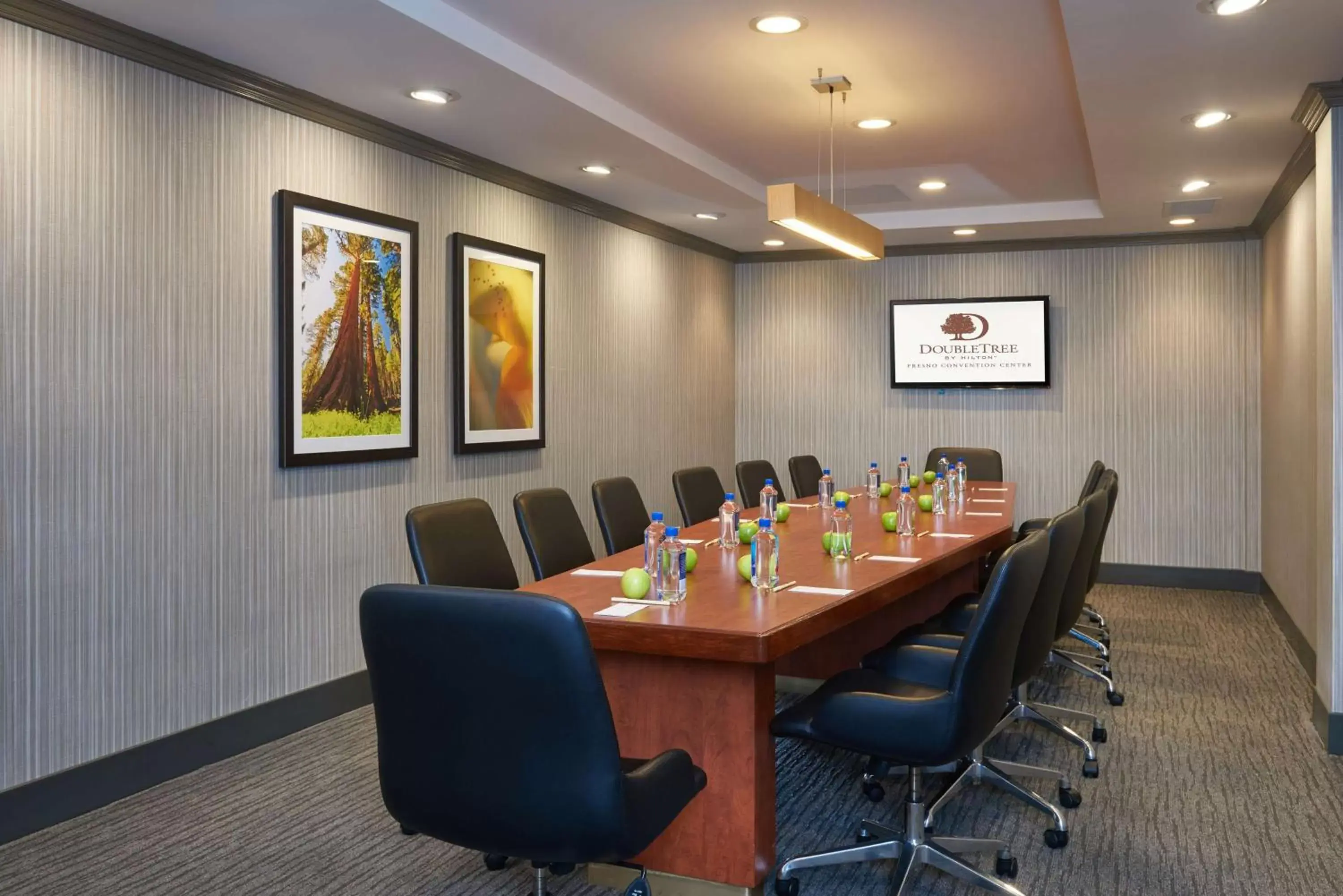 Meeting/conference room in DoubleTree by Hilton Fresno Convention Center