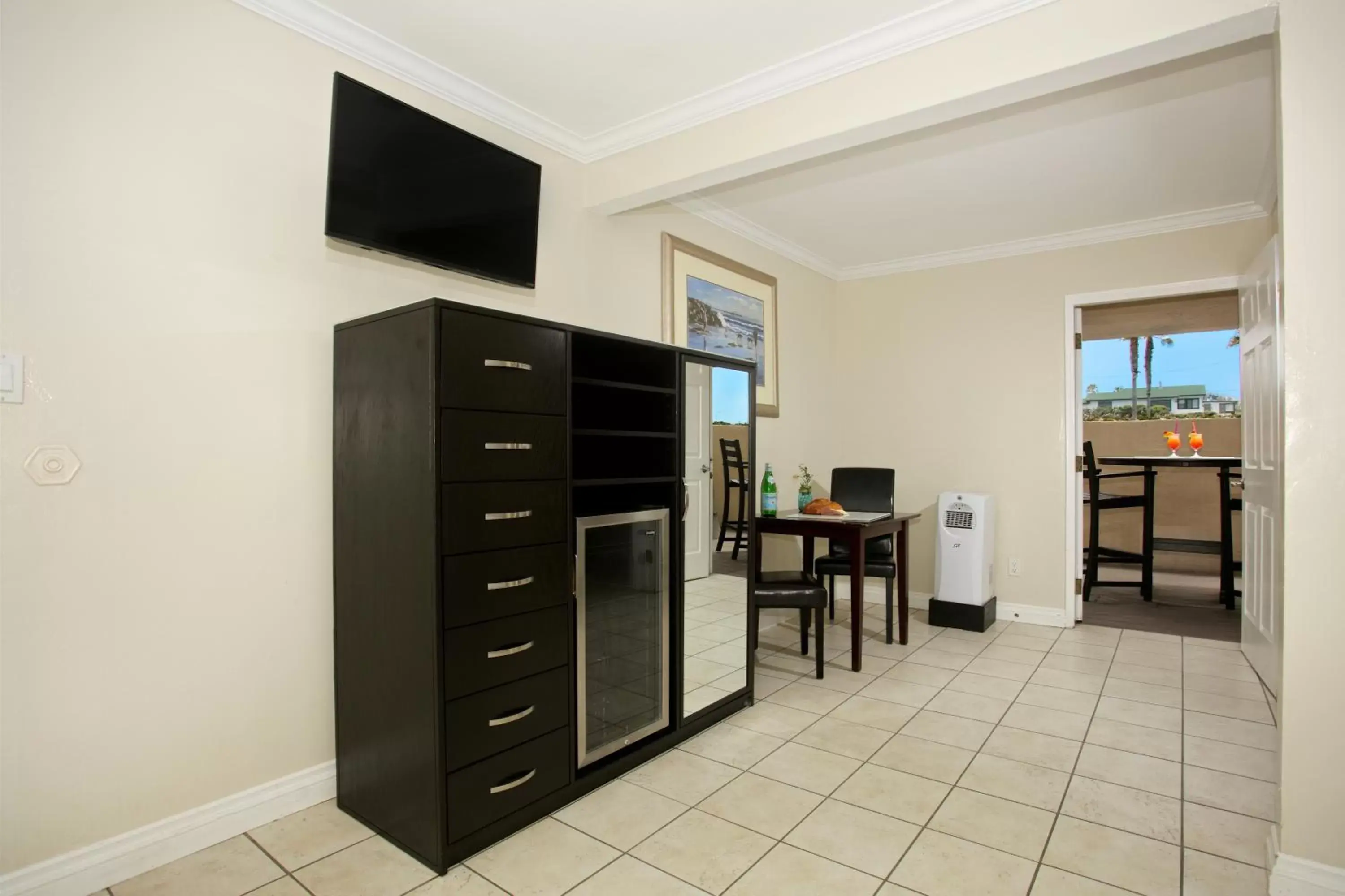 Patio, TV/Entertainment Center in Ocean Beach Hotel